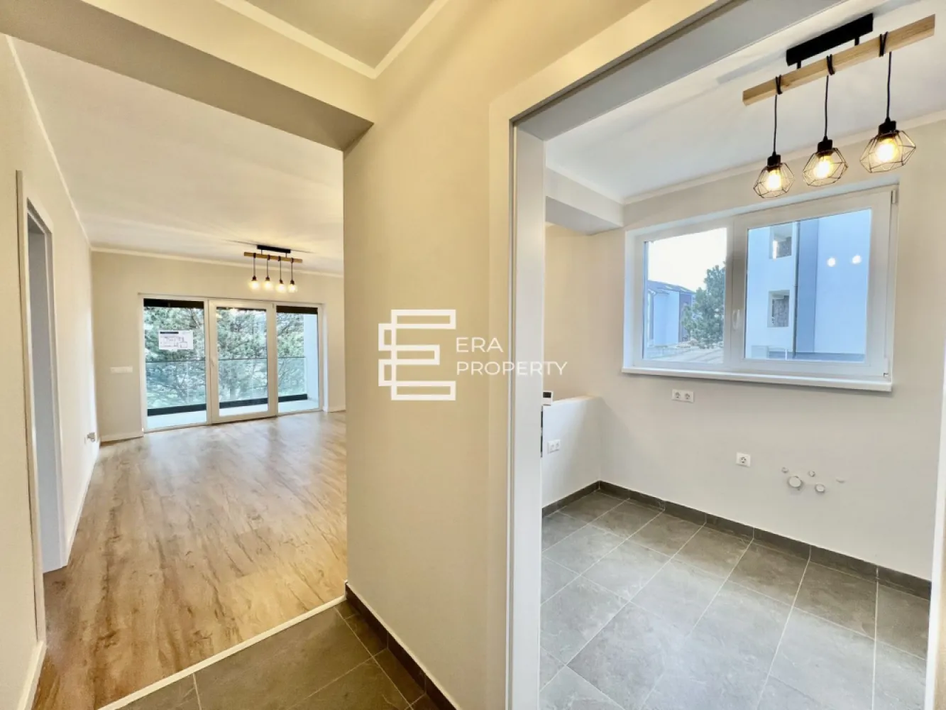 Apartament 3 camere, 76 mp, zona Industriala Vest - Apartament 3 camere 75,71 mp in Zona Industriala Vest, Cristian, Sibiu - Comision 0%

- Proiect modern cu peste 50 de vile situat intr- o zona deosebita, la DOAR 4 minute de Zona Industriala Vest si Aeroport. Accesibilitate si lipsa ambuteiajelor rutiere. DaVinci Homes are 4 intrari - iesiri. Intrare facila spre Sibiu prin 3 rute diferite: (1) centura Sud, (2) centura Nord, (3) DN Sibiu - Cristian. 
- Suprafata utila: 75,71 mp 
-Suprafata balcon: 12,84 mp 
- Compartimentat astfel: hol acces, living, bucatarie inchisa, 2 dormitoare, 2 bai, balcon generos in suprafata de 12,84mp.
- Apartamentul se preda la stadiul de ALB: pereti finisati cu lavabila alba, centrala termica, incalzire in pardoseala, instalatii ternice si sanitare pe pozitie.
- Exteriorul se preda LA CHEIE: jaluzele electrice la geamuri, izolatie cu vata bazaltica si piatra naturala, balcoane cu granit si sticla securizata, locuri de joaca pentru copii, terenuri pentru sport, trotuare pavate, strazi asfaltate, spatii verzi.
- Zona linistita, aer curat si priveliste catre munti.
- Apartamentul are 1 loc de parcare inclus in pret.

Pret: 137 000 euro tva inclus

𝐃𝐚𝐕𝐢𝐧𝐜𝐢 𝐇𝐨𝐦𝐞𝐬 – 𝐂𝐚𝐫𝐭𝐢𝐞𝐫 𝐫𝐞𝐳𝐢𝐝𝐞𝐧𝐭𝐢𝐚𝐥 𝐩𝐫𝐞𝐦𝐢𝐮𝐦 𝐢𝐧 𝐳𝐨𝐧𝐚 𝐝𝐞 𝐕𝐞𝐬𝐭, 𝐒𝐢𝐛𝐢𝐮
Ansamblu modern situat în Cristian, la doar 4 minute de Zona Industrială Vest și 15 minute de centrul orașului.
Apartamente de lux cu încălzire în pardoseală, jaluzele electrice, aer condiționat, finisaje la cheie, balcoane cu granit și sticlă securizată.

✔️ 45% spații verzi
✔️ Vile cu regim redus (6–12 apartamente)
✔️ Arhitectură unitară și vedere panoramică spre munți
✔️ Drumuri pavate, 4 căi de acces, 4 locuri de joacă
✔️ Predare la cheie sau mobilat și utilat

📍 Cristian – zonă aerisită, acces rapid, intimitate și confort ridicat.
