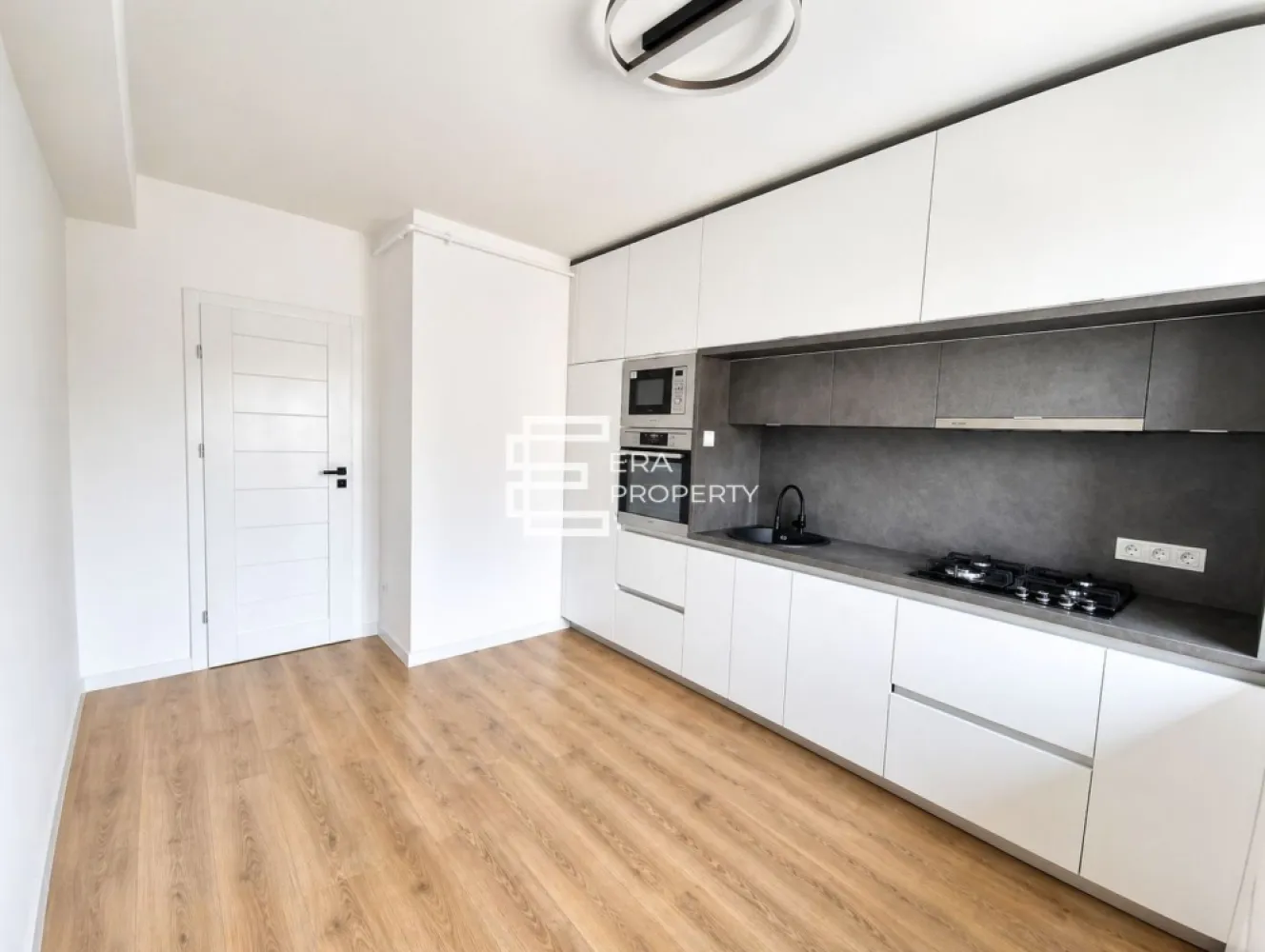 Apartament 3 camere, bloc nou, intabulat, Calea Surii Mici-Sibiu - Apartament 3 camere, bloc nou, Calea Surii Mici-Sibiu

Apartament 3 camere decomandat, situat la parterul înalt al unui imobil cu regim de înaltime P+6 Etaje+Etaj Retras.
Suprafata utila: 69,45 mp la care se aduga o logie de 13,4 mp .
Compartimentare eficienta: hol acces 4,8 m², camera de zi: 18,7m², bucătărie: 10.05 m², 2 dormitoare: 12.90 m² respectiv 12,7 mp ,baie: 5 m², grup sanitar : 3.55 mp , spatiu depozitare: 1.75, logie: 13.40 mp cu acces din living si dormotoare.

Caracteristici tehnice:
Structură din beton armat cu stâlpi și grinzi solide.
Pereți exteriori din cărămidă Porotherm de 30 cm, izolație termică din polistiren de 10 cm
Tâmplărie exterioară PVC Salamander cu 5 camere și 3 foi de sticlă, glafuri de aluminiu
Balcoanele sunt finalizate cu gresie și sticlă securizată
Casa scării este placată cu gresie, iluminată cu plafoniere LED cu senzori de mișcare
Ascensor silențios cu capacitate de 6 persoane

-Apartamentul se predă la stadiu de ALB: ușă metalică anti-efracție,uși interioare, incalzire in pardoseala, centrala termica Bosch, instalatii electrice, termice si sanitare pe pozitii.

Locuri de parcare: un loc de parcare inclus in pret, iar cel de-al doilea poate fi achizitionat pentru suma de 3000 Euro.
Loc de parcare subteran disponibil separat pentru 6000 euro.
Facilități ansamblu: alei pavate, trotuare, spații verzi și iluminat stradal, străzi asfaltate.
Mod de plata agreat :Se accepta plata atat prin credit bancar cat si din surse proprii. 

Pret: 138900 euro - la alb 
 146300 euro - la cheie
Tel: 0772 298 572
 
***Imagini cu titlu de prezentare – apartament similar.