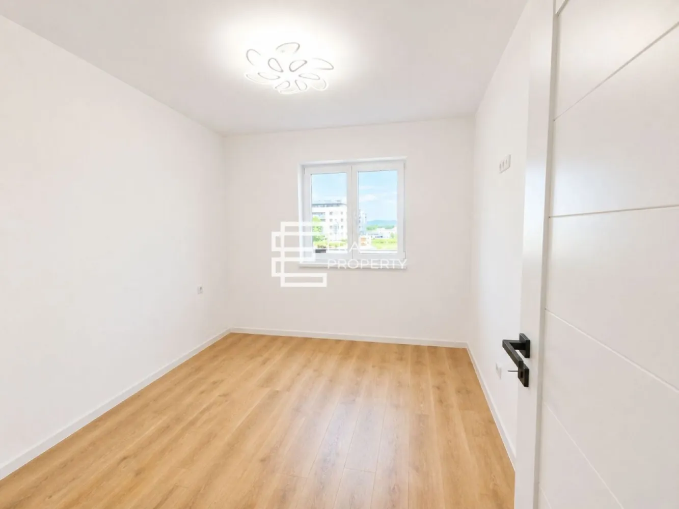 Apartament 3 camere, bloc nou, intabulat, Calea Surii Mici-Sibiu - Apartament 3 camere, bloc nou, Calea Surii Mici-Sibiu

Apartament 3 camere decomandat, situat la parterul înalt al unui imobil cu regim de înaltime P+6 Etaje+Etaj Retras.
Suprafata utila: 69,45 mp la care se aduga o logie de 13,4 mp .
Compartimentare eficienta: hol acces 4,8 m², camera de zi: 18,7m², bucătărie: 10.05 m², 2 dormitoare: 12.90 m² respectiv 12,7 mp ,baie: 5 m², grup sanitar : 3.55 mp , spatiu depozitare: 1.75, logie: 13.40 mp cu acces din living si dormotoare.

Caracteristici tehnice:
Structură din beton armat cu stâlpi și grinzi solide.
Pereți exteriori din cărămidă Porotherm de 30 cm, izolație termică din polistiren de 10 cm
Tâmplărie exterioară PVC Salamander cu 5 camere și 3 foi de sticlă, glafuri de aluminiu
Balcoanele sunt finalizate cu gresie și sticlă securizată
Casa scării este placată cu gresie, iluminată cu plafoniere LED cu senzori de mișcare
Ascensor silențios cu capacitate de 6 persoane

-Apartamentul se predă la stadiu de ALB: ușă metalică anti-efracție,uși interioare, incalzire in pardoseala, centrala termica Bosch, instalatii electrice, termice si sanitare pe pozitii.

Locuri de parcare: un loc de parcare inclus in pret, iar cel de-al doilea poate fi achizitionat pentru suma de 3000 Euro.
Loc de parcare subteran disponibil separat pentru 6000 euro.
Facilități ansamblu: alei pavate, trotuare, spații verzi și iluminat stradal, străzi asfaltate.
Mod de plata agreat :Se accepta plata atat prin credit bancar cat si din surse proprii. 

Pret: 138900 euro - la alb 
 146300 euro - la cheie
Tel: 0772 298 572
 
***Imagini cu titlu de prezentare – apartament similar.