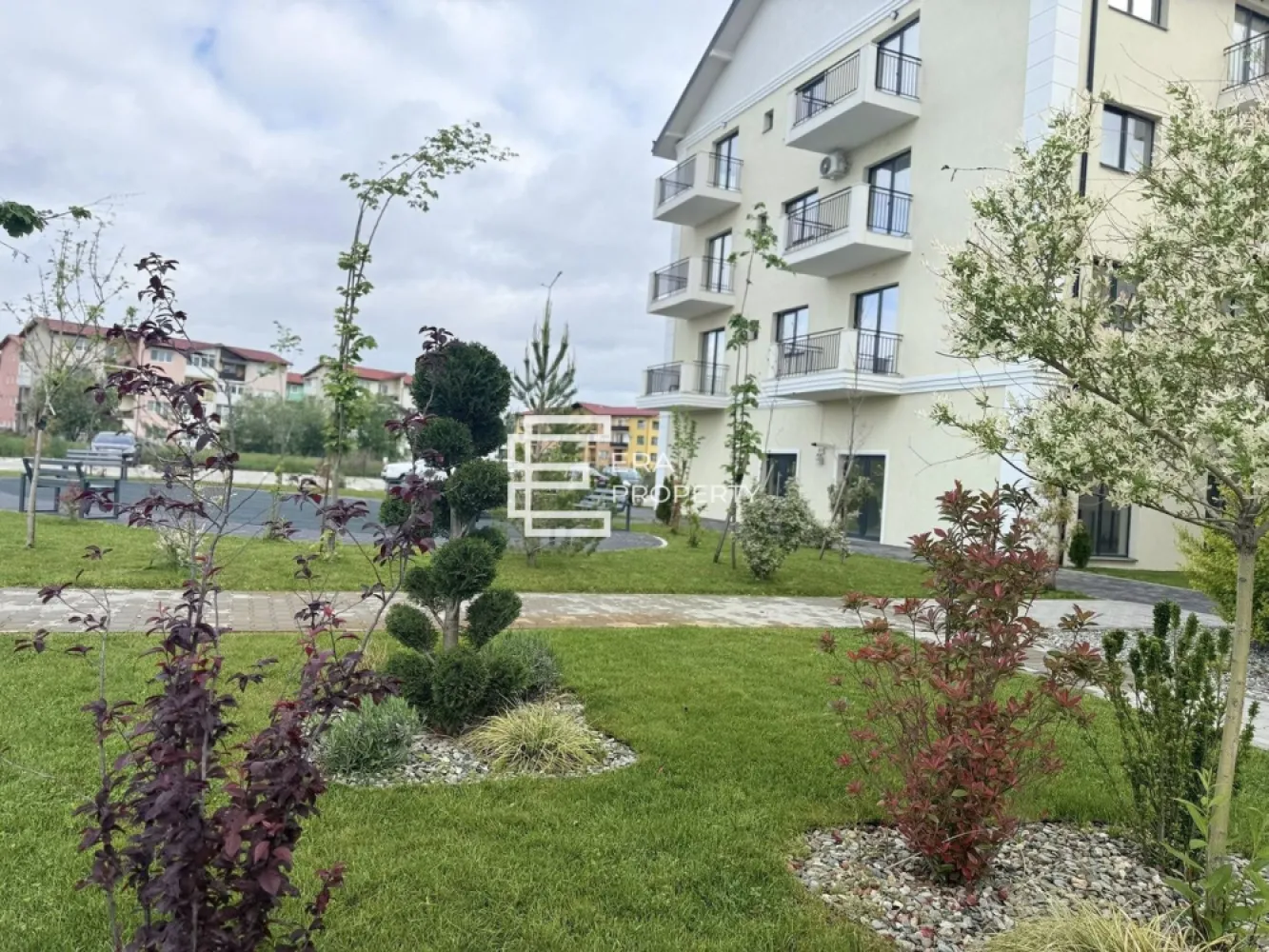 Apartament 2 camere,54mp, gradina 38 mp - Selimbar - Apartament 2 camere, 54 mp utili + grădină 38 mp | Bloc nou cu lift | Parcare inclusa

Descoperă confortul unui cămin modern într-un bloc nou, cu regim de înălțime P+3E, dotat cu lift! Acest apartament de 2 camere, situat la parter, are o suprafață utilă de 54 mp și se remarcă prin compartimentarea practică și grădina proprie de 38 mp – ideală pentru momente de relaxare în aer liber.
 Apartamentul beneficiaza de o gradina in suprafata de 38 mp.
 Compartimentare eficienta: living spațios cu bucătărie open space, dormitor luminos, baie, balcon cu acces din bucatarie si dormitor.
* Loc de parcare inclus în preț

Apartamentul se predă la stadiul de alb:
*Pereți tencuiți și gletuiți, pregătiți pentru vopsea/lavabilă
*Uși și ferestre montate 3 foi de sticla , 5 camere.
*Instalații electrice si sanitare trase pe poziție .
*Centrală, incalzire in pardoseala.
*Șapă elicopterizata.
* Contoare de utilități (apă, gaz, curent)
Ideal pentru cei care caută un stil de viață echilibrat, într-o zonă liniștită, dar cu acces rapid către punctele de interes din oraș. O locuință perfectă pentru cupluri, tineri profesioniști sau investiție sigură!

Preț: 115.000 € tva inclus
Modalități de plată acceptate: cash / credit bancar

📞 Contactează-ne pentru vizionare: 0772 298 572

Ansamblu rezidențial format din 6 blocuri elegante, situat pe strada Nicolae Brana, în zona de Sud-Est a Sibiului, la doar câteva minute de Shopping City și LIDL.

✔️ Apartamente cu 1, 2 și 3 camere (37 – 74 mp)
✔️ Lift, parcare inclusă, spații comerciale și loc de joacă
✔️ Finisaje premium: încălzire în pardoseală, centrală proprie, tâmplărie Salamander cu 3 foi de sticlă
✔️ Fațade decorative, izolație termică completă
✔️ Acces securizat, drumuri asfaltate, contorizare separată
✔️ Aproape de transport public, școli și zone comerciale

📍 Locație: Șelimbăr – acces rapid către Sibiu și facilități urbane complete