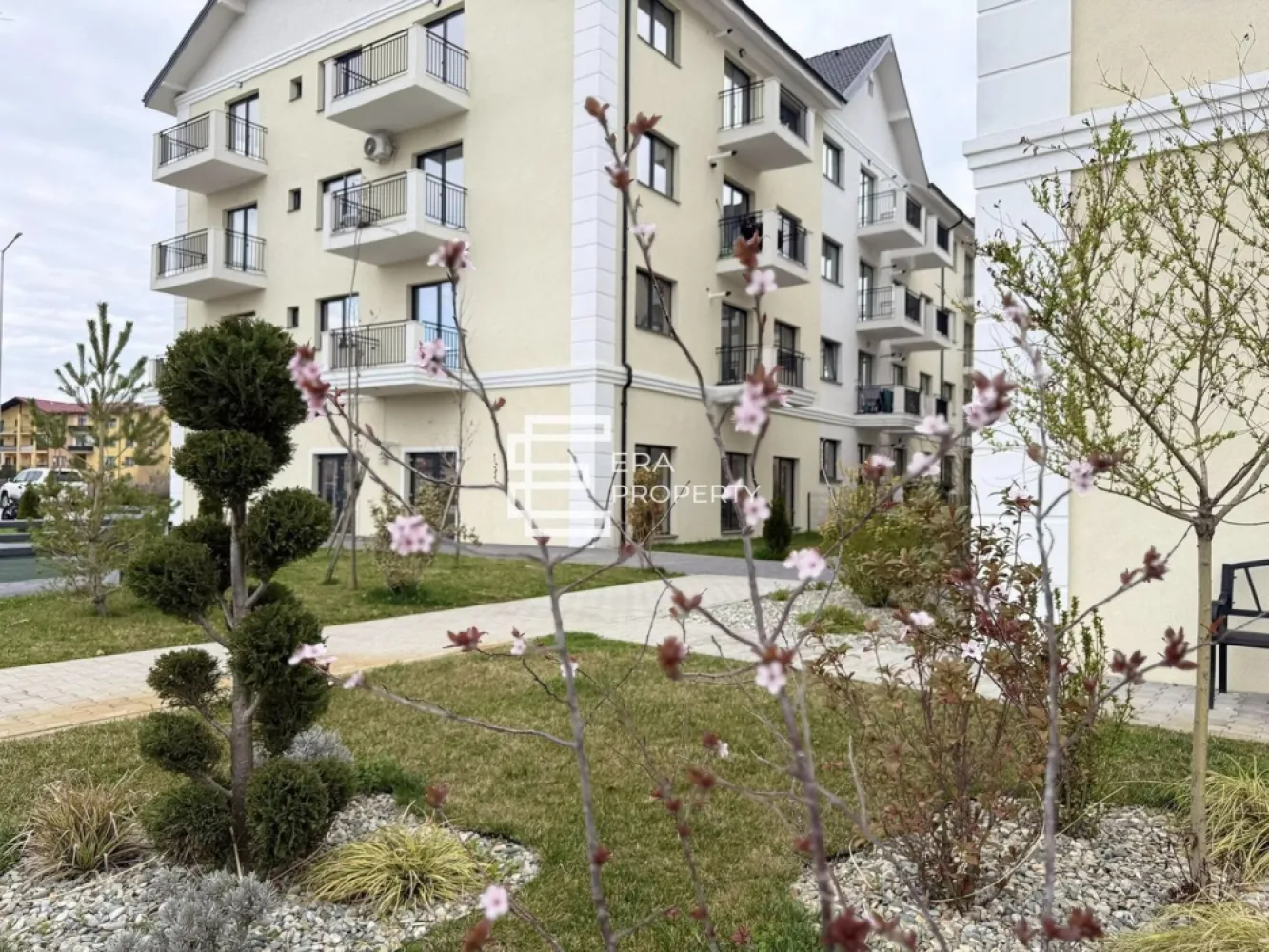 Apartament 2 camere,54mp, gradina 38 mp - Selimbar - Apartament 2 camere, 54 mp utili + grădină 38 mp | Bloc nou cu lift | Parcare inclusa

Descoperă confortul unui cămin modern într-un bloc nou, cu regim de înălțime P+3E, dotat cu lift! Acest apartament de 2 camere, situat la parter, are o suprafață utilă de 54 mp și se remarcă prin compartimentarea practică și grădina proprie de 38 mp – ideală pentru momente de relaxare în aer liber.
 Apartamentul beneficiaza de o gradina in suprafata de 38 mp.
 Compartimentare eficienta: living spațios cu bucătărie open space, dormitor luminos, baie, balcon cu acces din bucatarie si dormitor.
* Loc de parcare inclus în preț

Apartamentul se predă la stadiul de alb:
*Pereți tencuiți și gletuiți, pregătiți pentru vopsea/lavabilă
*Uși și ferestre montate 3 foi de sticla , 5 camere.
*Instalații electrice si sanitare trase pe poziție .
*Centrală, incalzire in pardoseala.
*Șapă elicopterizata.
* Contoare de utilități (apă, gaz, curent)
Ideal pentru cei care caută un stil de viață echilibrat, într-o zonă liniștită, dar cu acces rapid către punctele de interes din oraș. O locuință perfectă pentru cupluri, tineri profesioniști sau investiție sigură!

Preț: 115.000 € tva inclus
Modalități de plată acceptate: cash / credit bancar

📞 Contactează-ne pentru vizionare: 0772 298 572

Ansamblu rezidențial format din 6 blocuri elegante, situat pe strada Nicolae Brana, în zona de Sud-Est a Sibiului, la doar câteva minute de Shopping City și LIDL.

✔️ Apartamente cu 1, 2 și 3 camere (37 – 74 mp)
✔️ Lift, parcare inclusă, spații comerciale și loc de joacă
✔️ Finisaje premium: încălzire în pardoseală, centrală proprie, tâmplărie Salamander cu 3 foi de sticlă
✔️ Fațade decorative, izolație termică completă
✔️ Acces securizat, drumuri asfaltate, contorizare separată
✔️ Aproape de transport public, școli și zone comerciale

📍 Locație: Șelimbăr – acces rapid către Sibiu și facilități urbane complete