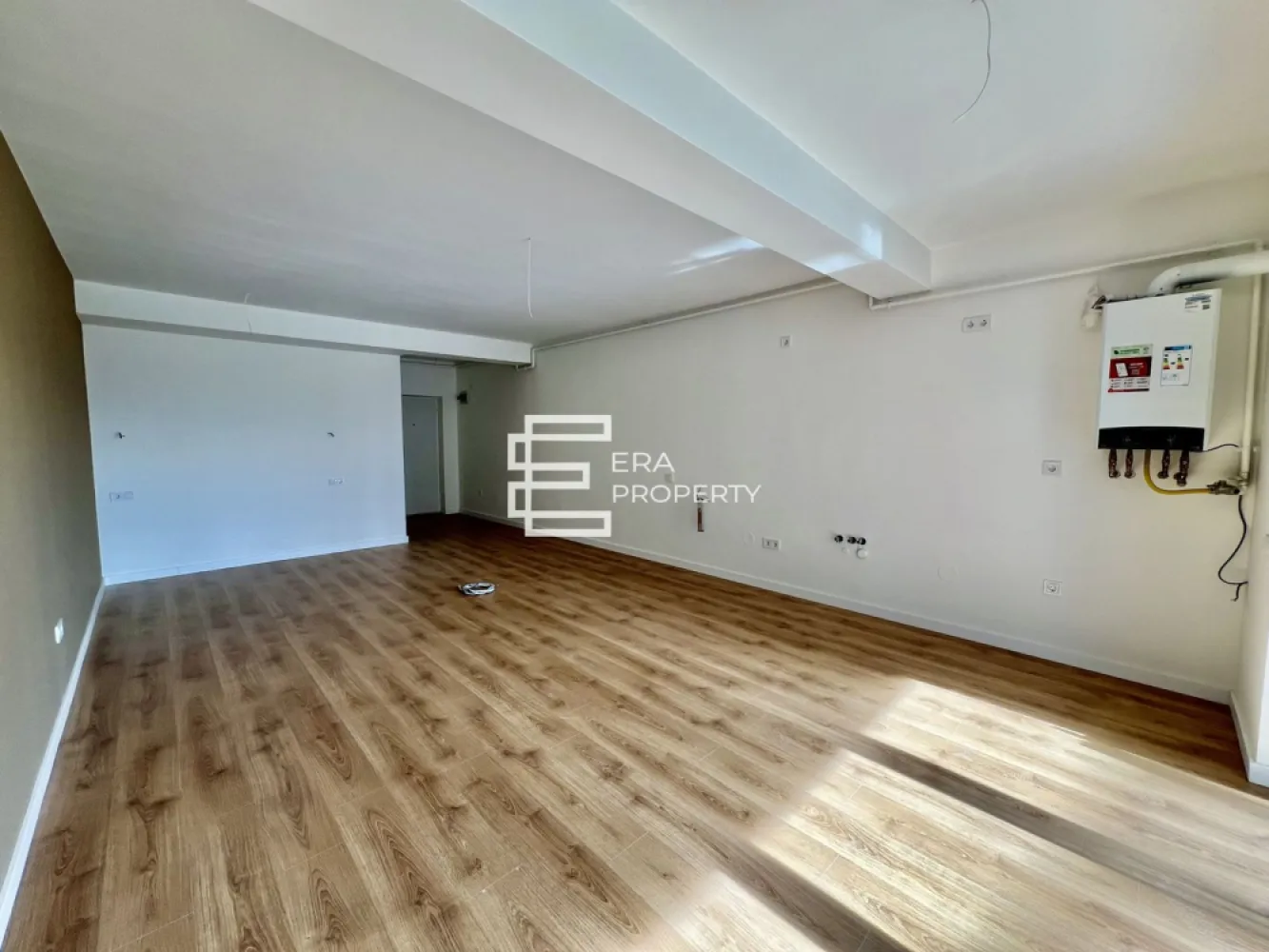 Apartament 1 cameră, 38 mp + logie 8 mp, parcare inclusă – Zona Vest Sibiu - 𝐈𝐝𝐞𝐚𝐥 𝐩𝐞𝐧𝐭𝐫𝐮 𝐥𝐨𝐜𝐮𝐢𝐫𝐞 𝐬𝐚𝐮 𝐢𝐧𝐯𝐞𝐬𝐭𝐢𝐭̦𝐢𝐞, 𝐢̂𝐧𝐭𝐫-𝐨 𝐳𝐨𝐧𝐚̆ 𝐥𝐢𝐧𝐢𝐬̦𝐭𝐢𝐭𝐚̆, 𝐛𝐢𝐧𝐞 𝐜𝐨𝐧𝐞𝐜𝐭𝐚𝐭𝐚̆ 𝐥𝐚 𝐒𝐢𝐛𝐢𝐮.

 Comision 0%

Vă propunem spre vânzare un apartament cu 1 cameră, situat într-un ansamblu rezidențial modern, într-o zonă liniștită și bine conectată, la doar 4 minute de Zona Industrială Vest și Aeroportul Internațional Sibiu.

Apartamentul este situat la 𝐞𝐭𝐚𝐣𝐮𝐥 𝟏 al unei vile cu regim redus de înălțime, P+2, cu doar 4 apartamente pe nivel.
-Suprafață utilă: 𝟑𝟖 𝐦𝐩
-Logie: 𝟖 𝐦𝐩

Compartimentare practică: hol de acces, cameră open-space cu bucătărie, baie și logie spațioasă.
Loc de parcare inclus în preț

𝐏𝐫𝐞𝐝𝐚𝐫𝐞 𝐥𝐚 𝐬𝐭𝐚𝐝𝐢𝐮𝐥 𝐝𝐞 𝐚𝐥𝐛, 𝐜𝐮 𝐝𝐨𝐭𝐚̆𝐫𝐢 𝐩𝐫𝐞𝐦𝐢𝐮𝐦 𝐢𝐧𝐜𝐥𝐮𝐬𝐞:
Apartamentul se predă la stadiul de alb la interior, cu ușă metalică de acces, pereți finisați, încălzire în pardoseală, centrală proprie pe gaz, precum și instalații electrice și sanitare trase pe poziții.
Imobilul beneficiază de izolație cu vată bazaltică, jaluzele exterioare electrice, logie finisată cu granit și balustrade din sticlă securizată. Casa scării este placată cu granit, iar exteriorul este complet finisat, cu inserții elegante din larice siberian și piatră naturală.

𝐀𝐯𝐚𝐧𝐭𝐚𝐣𝐞 𝐚𝐧𝐬𝐚𝐦𝐛𝐥𝐮:
Ansamblul beneficiază de un cadru aerisit, cu relief spectaculos, sistematizat pe niveluri, balcoane orientate spre sud și vedere panoramică spre munți.
Zona oferă aer curat, liniște, spații verzi generoase, locuri de joacă, terenuri de sport, străzi asfaltate și acces facil către Sibiu.

Mod de plată: cash/credit bancar.
Predare: mai 2026

***𝐈𝐦𝐚𝐠𝐢𝐧𝐢𝐥𝐞 𝐚𝐩𝐚𝐫𝐭̦𝐢𝐧 𝐮𝐧𝐮𝐢 𝐚𝐩𝐚𝐫𝐭𝐚𝐦𝐞𝐧𝐭 𝐬𝐢𝐦𝐢𝐥𝐚𝐫 𝐬̦𝐢 𝐬𝐮𝐧𝐭 𝐚𝐟𝐢𝐬̦𝐚𝐭𝐞 𝐜𝐮 𝐭𝐢𝐭𝐥𝐮 𝐢𝐧𝐟𝐨𝐫𝐦𝐚𝐭𝐢𝐯.