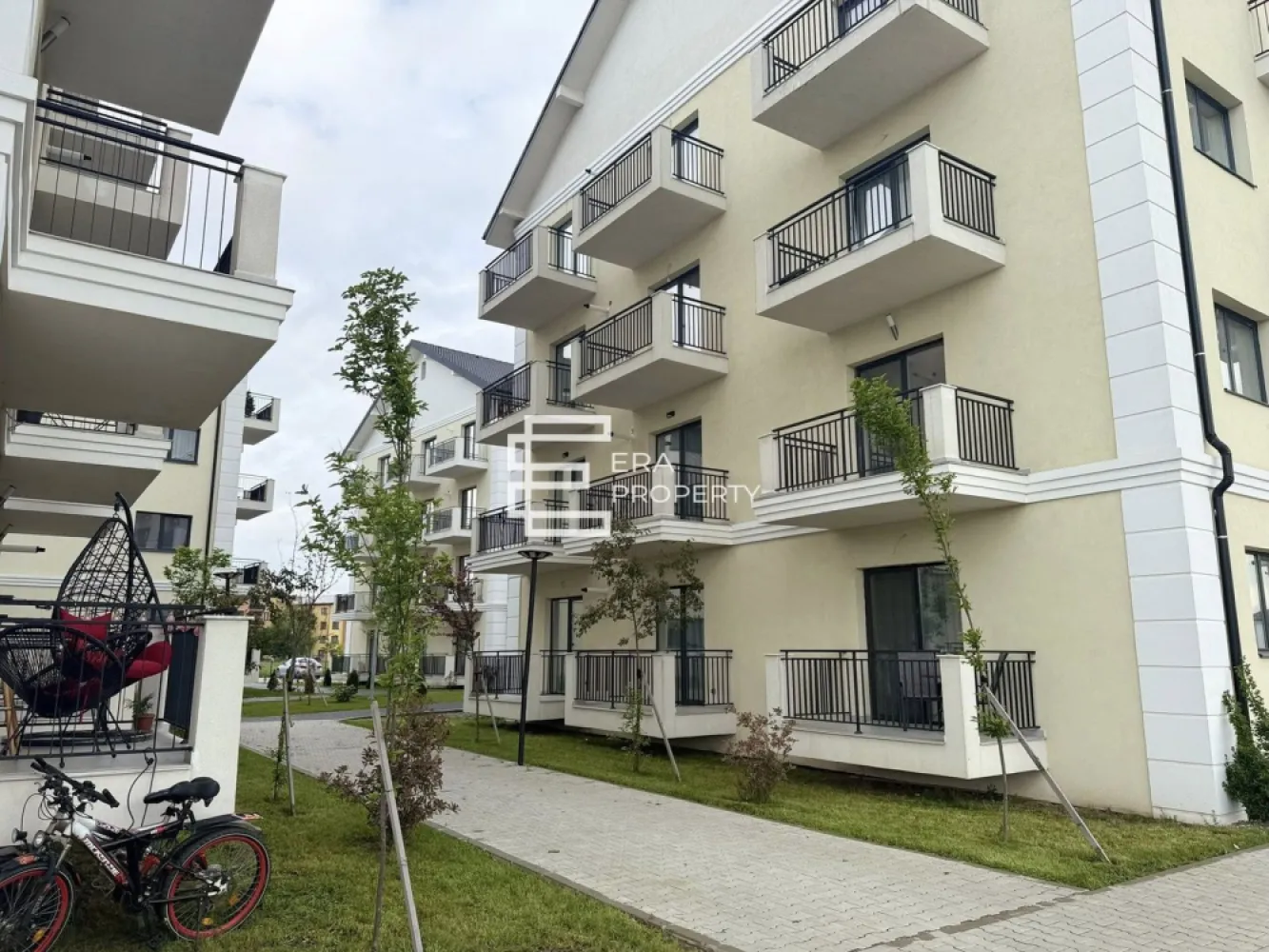 Apartament 3 camere, 71 mp,gradina 42 mp - Selimbar - Apartament 3 camere, 71 mp, gradina 42 mp,terasă – Șelimbăr zona Brana

 *** Comision 0!***

Descoperă un apartament spațios și bine compartimentat, situat într-un bloc modern cu regim de înălțime P+3E prevazut cu lift, amplasat într-o zonă liniștită, ideală pentru un stil de viață echilibrat. Cu o suprafață utilă de 71 mp, locuința oferă un mix perfect între confort, funcționalitate și design modern.

Suprafata utila : 71 mp
Suprafata gradina: 42 mp
Compartimentare eficientă: 
-Hol generos cu spații de depozitare optimizate
-Living spațios (20.40 mp) – perfect pentru relaxare și socializare
-2 dormitoare (13.93 mp și 12.67 mp) – spații intime și confortabile
-Bucătărie (7.13 mp) – ideală pentru gătit și servirea mesei în familie
-2 băi complet echipate (4.02 mp și 5.17 mp) – un plus de confort și funcționalitate
- Terasă de 8.91 mp + balcon de 3.39 mp – locuri perfecte pentru relaxare în aer liber

-Apartamentul dispune de 1 loc de parcare privat.
-Predare la ALB la final de 2025:
*Pereți tencuiți și gletuiți, pregătiți pentru vopsea/lavabilă
*Uși și ferestre montate 3 foi de sticla , 5 camere.
*Instalații electrice si sanitare trase pe poziție .
*Centrală, incalzire in pardoseala.
*Șapă elicopterizata.
* Contoare de utilități (apă, gaz, curent)
Acest apartament este ideal pentru cei care își doresc un cămin elegant, confortabil și situat într-o zonă liniștită, dar accesibilă. Te bucuri de toate avantajele unui stil de viață modern, într-un cadru sigur și armonios.

* Modalități de plată acceptate: cash / credit bancar.

Pret: 158 000 euro (tva de 21 inclus) 

* Contactează-ne acum pentru a programa o vizionare! 

Ansamblu rezidențial format din 6 blocuri elegante, situat pe strada Nicolae Brana, în zona de Sud-Est a Sibiului, la doar câteva minute de Shopping City și LIDL.

✔️ Apartamente cu 1, 2 și 3 camere (37 – 74 mp)
✔️ Lift, parcare inclusă, spații comerciale și loc de joacă
✔️ Finisaje premium: încălzire în pardoseală, centrală proprie, tâmplărie Salamander cu 3 foi de sticlă
✔️ Fațade decorative, izolație termică completă
✔️ Acces securizat, drumuri asfaltate, contorizare separată
✔️ Aproape de transport public, școli și zone comerciale

📍 Locație: Șelimbăr – acces rapid către Sibiu și facilități urbane complete