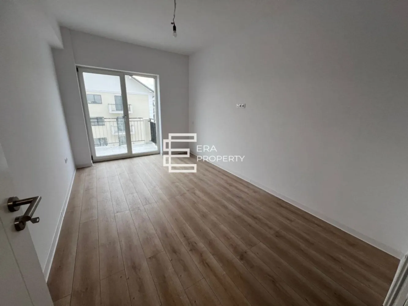 Apartament 3 camere, 71 mp,gradina 42 mp - Selimbar - Apartament 3 camere, 71 mp, gradina 42 mp,terasă – Șelimbăr zona Brana

 *** Comision 0!***

Descoperă un apartament spațios și bine compartimentat, situat într-un bloc modern cu regim de înălțime P+3E prevazut cu lift, amplasat într-o zonă liniștită, ideală pentru un stil de viață echilibrat. Cu o suprafață utilă de 71 mp, locuința oferă un mix perfect între confort, funcționalitate și design modern.

Suprafata utila : 71 mp
Suprafata gradina: 42 mp
Compartimentare eficientă: 
-Hol generos cu spații de depozitare optimizate
-Living spațios (20.40 mp) – perfect pentru relaxare și socializare
-2 dormitoare (13.93 mp și 12.67 mp) – spații intime și confortabile
-Bucătărie (7.13 mp) – ideală pentru gătit și servirea mesei în familie
-2 băi complet echipate (4.02 mp și 5.17 mp) – un plus de confort și funcționalitate
- Terasă de 8.91 mp + balcon de 3.39 mp – locuri perfecte pentru relaxare în aer liber

-Apartamentul dispune de 1 loc de parcare privat.
-Predare la ALB la final de 2025:
*Pereți tencuiți și gletuiți, pregătiți pentru vopsea/lavabilă
*Uși și ferestre montate 3 foi de sticla , 5 camere.
*Instalații electrice si sanitare trase pe poziție .
*Centrală, incalzire in pardoseala.
*Șapă elicopterizata.
* Contoare de utilități (apă, gaz, curent)
Acest apartament este ideal pentru cei care își doresc un cămin elegant, confortabil și situat într-o zonă liniștită, dar accesibilă. Te bucuri de toate avantajele unui stil de viață modern, într-un cadru sigur și armonios.

* Modalități de plată acceptate: cash / credit bancar.

Pret: 158 000 euro (tva de 21 inclus) 

* Contactează-ne acum pentru a programa o vizionare! 

Ansamblu rezidențial format din 6 blocuri elegante, situat pe strada Nicolae Brana, în zona de Sud-Est a Sibiului, la doar câteva minute de Shopping City și LIDL.

✔️ Apartamente cu 1, 2 și 3 camere (37 – 74 mp)
✔️ Lift, parcare inclusă, spații comerciale și loc de joacă
✔️ Finisaje premium: încălzire în pardoseală, centrală proprie, tâmplărie Salamander cu 3 foi de sticlă
✔️ Fațade decorative, izolație termică completă
✔️ Acces securizat, drumuri asfaltate, contorizare separată
✔️ Aproape de transport public, școli și zone comerciale

📍 Locație: Șelimbăr – acces rapid către Sibiu și facilități urbane complete