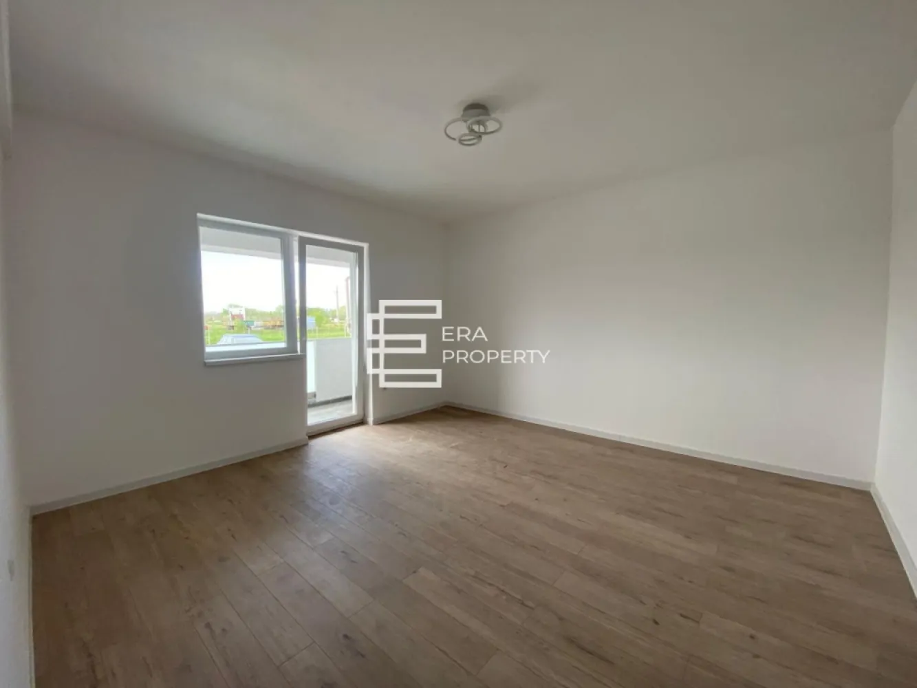 Apartament 2 camere,decomandat, Calea Surii Mici, Sibiu - Apartament 2 camere decomandat | Calea Șurii Mici | Loc parcare inclus

Vă propunem spre vânzare un apartament cu 2 camere decomandat, situat într-un imobil nou, cu regim de înălțime P+6E+etaj retras, în zona Calea Șurii Mici, Sibiu.

Apartamentul are o compartimentare practică și suprafețe generoase, fiind disponibil la parter, dar și la etajele 1, 3, 4, 5 și 6.

Compartimentare: living: 19,90 mp; bucătărie închisă: 12,80 mp; dormitor: 14,75 mp; baie: 6,80 mp; logie: 5,35 mp; balcon: 2,45 mp.

Locuința se predă la stadiul de alb, cu pereți finisați cu lavabilă albă, centrală termică proprie, încălzire în pardoseală și instalațiile termice, electrice și sanitare trase pe poziții.

Incluse în preț:
loc de parcare suprateran
centrală termică Saunier Duval + senzor de gaz
încălzire în pardoseală
tâmplărie PVC Salamander cu geam tripan
ușă metalică la intrare
interfon
racorduri la gaz, apă, canalizare, internet și TV

Imobilul beneficiază de:
lift
balustrade din inox
gresie pe casa scării
iluminat cu senzori de mișcare
alei pavate
spații verzi amenajate
străzi interioare

Apartamentul este potrivit atât pentru locuit, cât și pentru investiție, datorită compartimentării decomandate, dotărilor incluse și accesului facil către oraș.

***Imaginile sunt cu titlu de prezentare și aparțin unui apartament similar.

Preț:
119.500 euro – la alb
126.900 euro – la cheie

Telefon: 0772 298 572