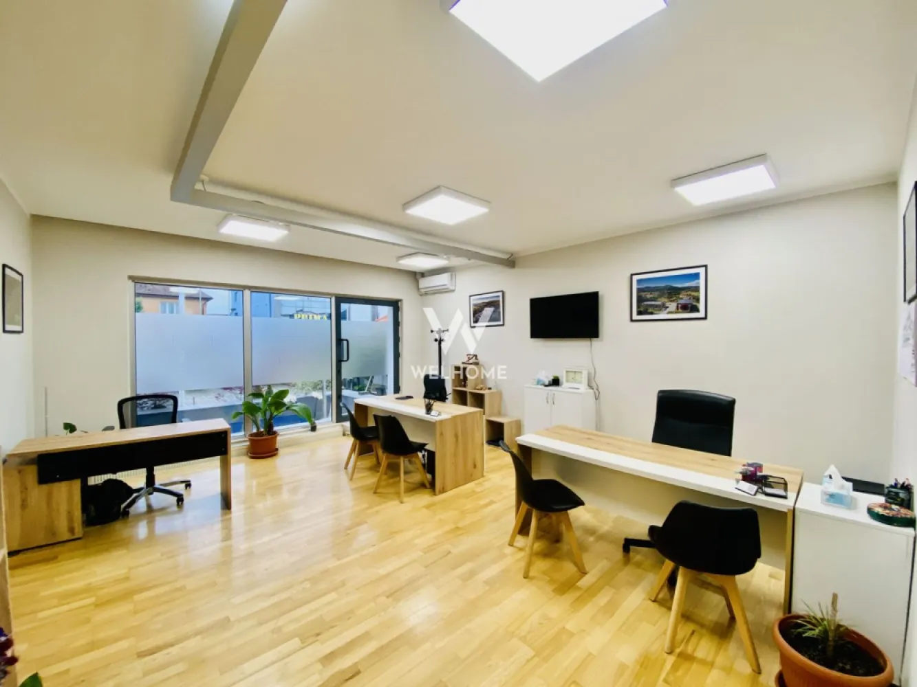 Cladire de birouri, Calea Dumbravii, Sibiu - Spațiu de birouri disponibil pentru închiriere – Sibiu, Calea Dumbrăvii Suprafață utilă: 310 mp | Teren: 470 mp PRET 3500 EURO / LUNA Regim de înălțime: demisol + parter + etaj Suprafață utilă totală: 310 mp Suprafață teren: 470 mp Modalitate de închiriere: persoană fizică, fără TVA Stare imobil: renovat, finisat la cheie Predare: mobilat și utilat, conform fotografii Disponibilitate: în termen de 30 de zile de la semnarea contractului Potrivit pentru: sediu firmă activități de birou IT consultanță servicii profesionale Compartimentare( vezi schite): Demisol: hol de acces,bucătărie complet mobilată și utilată, spațiu de birouri generos (utilizat ca sală de ședințe), 4 spații de depozitare Parter: hol de acces / zonă recepție, 6 birouri spațioase și luminoase, baie cu geam de aerisire Etaj: hol de acces, 4 birouri, spațiu de depozitare,baie, terasă de aproximativ 12 mp, potrivită pentru pauze și relaxare Dotări și facilități 11 birouri în total 3 băi bucătărie complet utilată sală de ședințe 3 căi de acces independente suprafețe vitrate mari, lumină naturală abundentă centrală termică proprie și calorifere 7 unități de aer condiționat curte liberă, amenajată zonă de relaxare și spațiu pentru luat masa / grătar poartă automatizată reclamă autorizată pe fațada clădirii 3 catarge pentru reclamă, autorizate Parcare: 5–6 locuri de parcare disponibile în curtea imobilului Soluție completă pentru companii care caută un sediu central, bine compartimentat și gata de utilizare Pret inchiriere: 3500 euro / luna, Fără TVA (persoană fizică) comision agentie :contravaloarea unei chirii Detalii/Vizionare: 0752.088.381- Roxana }}