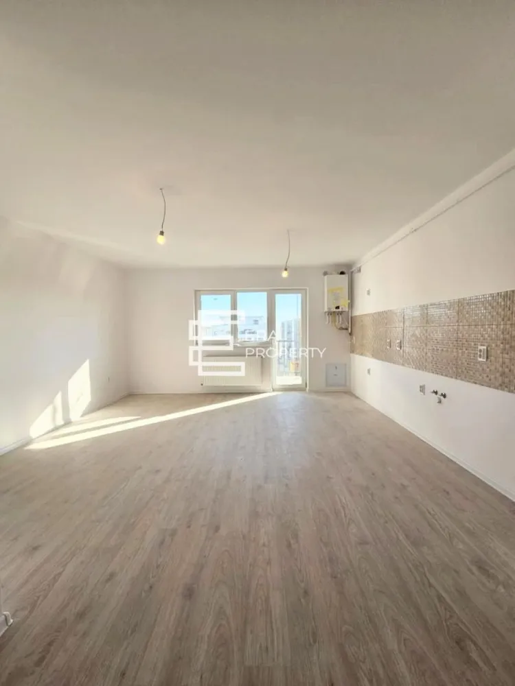 Apartament 2 camere LA ALB-Doamna Stanca/Selimbar - Apartament 2 camere LA ALB-Doamna Stanca/Selimbar

***COMISION 0***

-Situat la etajul intermediar al unui imobil cu regim de înălțime P+6E, prevazut cu lift, în Selimbar zona Doamna Stanca fiind aproape de centrul comercial Shopping City, magazinul Dedeman/ Mega Image, Lidl., statii de autobuz, gradinite, scoli.
Apartamentul se desfășoară pe o suprafață utilă de 49 mp, plus un balcon de 10.83mp, fiind conceput pentru a oferi confort și funcționalitate. 
-Compartimentarea include un hol de 2.49 mp, living și bucătărie open space in suprafata de 29,61 mp, un dormitor de 12, 03 mp și o baie de 4,51 mp, balcon de 10.83 cu acces din living si dormitor.
-Proiectul este gândit să răspundă nevoilor unei vieți moderne, cu un design excelent pentru a maximiza utilitatea fiecărui spațiu.
- Apartamentul va fi livrat la stadiul de ALB având dotări precum:
*Centrală proprie în condensație
*Calorifere din oțel
*Tâmplăria PVC Salamander, cu 6 camere, va fi de culoare gri la exterior și alb la interior, asigurând izolație termică și fonică de calitate.
*Usa metalica la intrare.

În plus, apartamentul beneficiază de un loc de parcare inclus, oferind un plus de confort și accesibilitate. Ideal pentru tineri sau familii, acest apartament este pregătit să devină acasă!
Mod de plata agreat: cash/credit bancar.

Pr:et: 97 500 euro tva inclus - La Alb
 103700 euro tva inclus - La Cheie

Ansamblul cuprinde în prima etapă 3 blocuri care vor avea un regim de înălțime de P+6 etaje, cu doar 4 apartamente pe palier și spații comerciale la parter. Locuințele care compun ansamblul, sunt structurate în apartamente de 2 camere, 3 camere și 2 tipuri de 4 camere. Toate apartamentele sunt bine proporționate, compartimentate excelent pentru o viață modernă, pregătite și gândite în așa fel încât, fiecare spațiu să fie util vieții cotidiene.