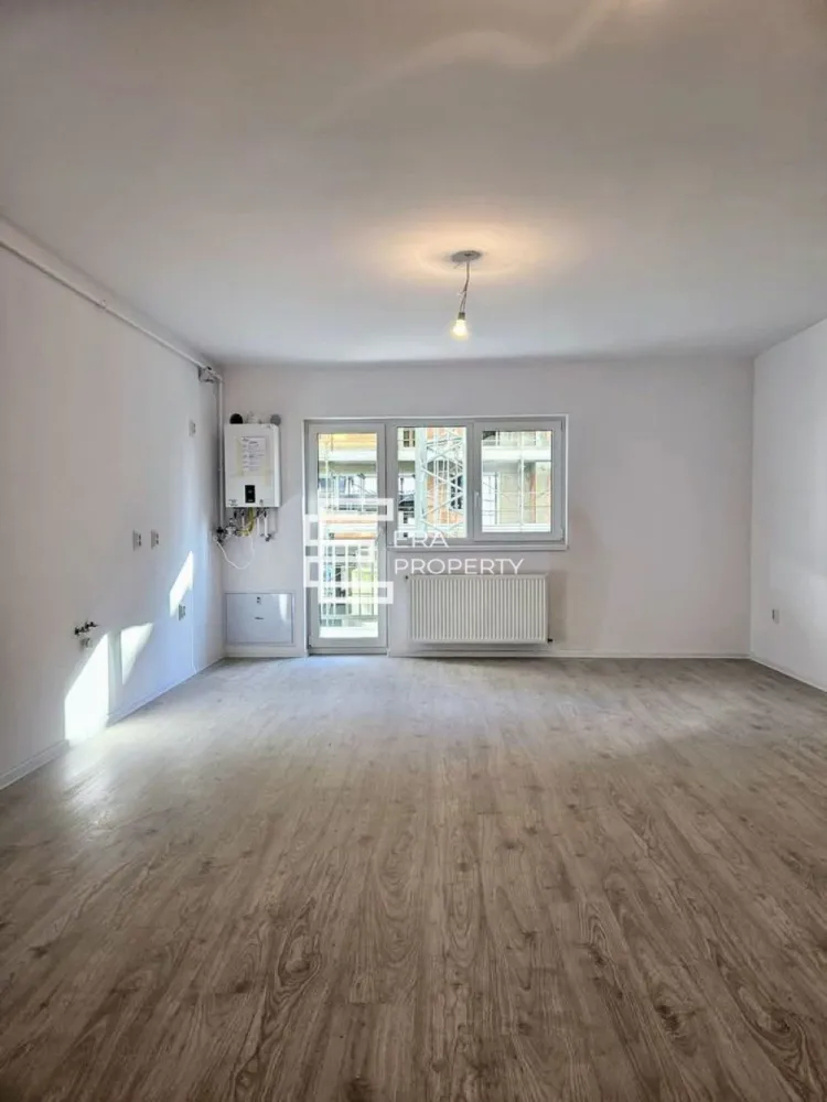 Apartament 2 camere LA ALB-Doamna Stanca/Selimbar - Apartament 2 camere LA ALB-Doamna Stanca/Selimbar

***COMISION 0***

-Situat la etajul intermediar al unui imobil cu regim de înălțime P+6E, prevazut cu lift, în Selimbar zona Doamna Stanca fiind aproape de centrul comercial Shopping City, magazinul Dedeman/ Mega Image, Lidl., statii de autobuz, gradinite, scoli.
Apartamentul se desfășoară pe o suprafață utilă de 49 mp, plus un balcon de 10.83mp, fiind conceput pentru a oferi confort și funcționalitate. 
-Compartimentarea include un hol de 2.49 mp, living și bucătărie open space in suprafata de 29,61 mp, un dormitor de 12, 03 mp și o baie de 4,51 mp, balcon de 10.83 cu acces din living si dormitor.
-Proiectul este gândit să răspundă nevoilor unei vieți moderne, cu un design excelent pentru a maximiza utilitatea fiecărui spațiu.
- Apartamentul va fi livrat la stadiul de ALB având dotări precum:
*Centrală proprie în condensație
*Calorifere din oțel
*Tâmplăria PVC Salamander, cu 6 camere, va fi de culoare gri la exterior și alb la interior, asigurând izolație termică și fonică de calitate.
*Usa metalica la intrare.

În plus, apartamentul beneficiază de un loc de parcare inclus, oferind un plus de confort și accesibilitate. Ideal pentru tineri sau familii, acest apartament este pregătit să devină acasă!
Mod de plata agreat: cash/credit bancar.

Pr:et: 97 500 euro tva inclus - La Alb
 103700 euro tva inclus - La Cheie

Ansamblul cuprinde în prima etapă 3 blocuri care vor avea un regim de înălțime de P+6 etaje, cu doar 4 apartamente pe palier și spații comerciale la parter. Locuințele care compun ansamblul, sunt structurate în apartamente de 2 camere, 3 camere și 2 tipuri de 4 camere. Toate apartamentele sunt bine proporționate, compartimentate excelent pentru o viață modernă, pregătite și gândite în așa fel încât, fiecare spațiu să fie util vieții cotidiene.
