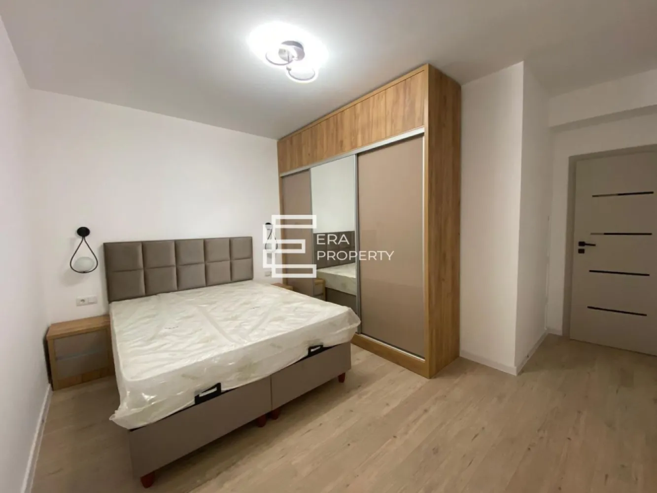 Apartament 2 camere,decomandat, Calea Surii Mici, Sibiu - Apartament 2 camere decomandat | Calea Șurii Mici | Loc parcare inclus

Vă propunem spre vânzare un apartament cu 2 camere decomandat, situat într-un imobil nou, cu regim de înălțime P+6E+etaj retras, în zona Calea Șurii Mici, Sibiu.

Apartamentul are o compartimentare practică și suprafețe generoase, fiind disponibil la parter, dar și la etajele 1, 3, 4, 5 și 6.

Compartimentare: living: 19,90 mp; bucătărie închisă: 12,80 mp; dormitor: 14,75 mp; baie: 6,80 mp; logie: 5,35 mp; balcon: 2,45 mp.

Locuința se predă la stadiul de alb, cu pereți finisați cu lavabilă albă, centrală termică proprie, încălzire în pardoseală și instalațiile termice, electrice și sanitare trase pe poziții.

Incluse în preț:
loc de parcare suprateran
centrală termică Saunier Duval + senzor de gaz
încălzire în pardoseală
tâmplărie PVC Salamander cu geam tripan
ușă metalică la intrare
interfon
racorduri la gaz, apă, canalizare, internet și TV

Imobilul beneficiază de:
lift
balustrade din inox
gresie pe casa scării
iluminat cu senzori de mișcare
alei pavate
spații verzi amenajate
străzi interioare

Apartamentul este potrivit atât pentru locuit, cât și pentru investiție, datorită compartimentării decomandate, dotărilor incluse și accesului facil către oraș.

***Imaginile sunt cu titlu de prezentare și aparțin unui apartament similar.

Preț:
119.500 euro – la alb
126.900 euro – la cheie

Telefon: 0772 298 572