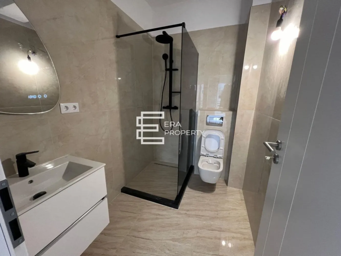 Apartament 3 camere, 71 mp,gradina 42 mp - Selimbar - Apartament 3 camere, 71 mp, gradina 42 mp,terasă – Șelimbăr zona Brana

 *** Comision 0!***

Descoperă un apartament spațios și bine compartimentat, situat într-un bloc modern cu regim de înălțime P+3E prevazut cu lift, amplasat într-o zonă liniștită, ideală pentru un stil de viață echilibrat. Cu o suprafață utilă de 71 mp, locuința oferă un mix perfect între confort, funcționalitate și design modern.

Suprafata utila : 71 mp
Suprafata gradina: 42 mp
Compartimentare eficientă: 
-Hol generos cu spații de depozitare optimizate
-Living spațios (20.40 mp) – perfect pentru relaxare și socializare
-2 dormitoare (13.93 mp și 12.67 mp) – spații intime și confortabile
-Bucătărie (7.13 mp) – ideală pentru gătit și servirea mesei în familie
-2 băi complet echipate (4.02 mp și 5.17 mp) – un plus de confort și funcționalitate
- Terasă de 8.91 mp + balcon de 3.39 mp – locuri perfecte pentru relaxare în aer liber

-Apartamentul dispune de 1 loc de parcare privat.
-Predare la ALB la final de 2025:
*Pereți tencuiți și gletuiți, pregătiți pentru vopsea/lavabilă
*Uși și ferestre montate 3 foi de sticla , 5 camere.
*Instalații electrice si sanitare trase pe poziție .
*Centrală, incalzire in pardoseala.
*Șapă elicopterizata.
* Contoare de utilități (apă, gaz, curent)
Acest apartament este ideal pentru cei care își doresc un cămin elegant, confortabil și situat într-o zonă liniștită, dar accesibilă. Te bucuri de toate avantajele unui stil de viață modern, într-un cadru sigur și armonios.

* Modalități de plată acceptate: cash / credit bancar.

Pret: 158 000 euro (tva de 21 inclus) 

* Contactează-ne acum pentru a programa o vizionare! 

Ansamblu rezidențial format din 6 blocuri elegante, situat pe strada Nicolae Brana, în zona de Sud-Est a Sibiului, la doar câteva minute de Shopping City și LIDL.

✔️ Apartamente cu 1, 2 și 3 camere (37 – 74 mp)
✔️ Lift, parcare inclusă, spații comerciale și loc de joacă
✔️ Finisaje premium: încălzire în pardoseală, centrală proprie, tâmplărie Salamander cu 3 foi de sticlă
✔️ Fațade decorative, izolație termică completă
✔️ Acces securizat, drumuri asfaltate, contorizare separată
✔️ Aproape de transport public, școli și zone comerciale

📍 Locație: Șelimbăr – acces rapid către Sibiu și facilități urbane complete