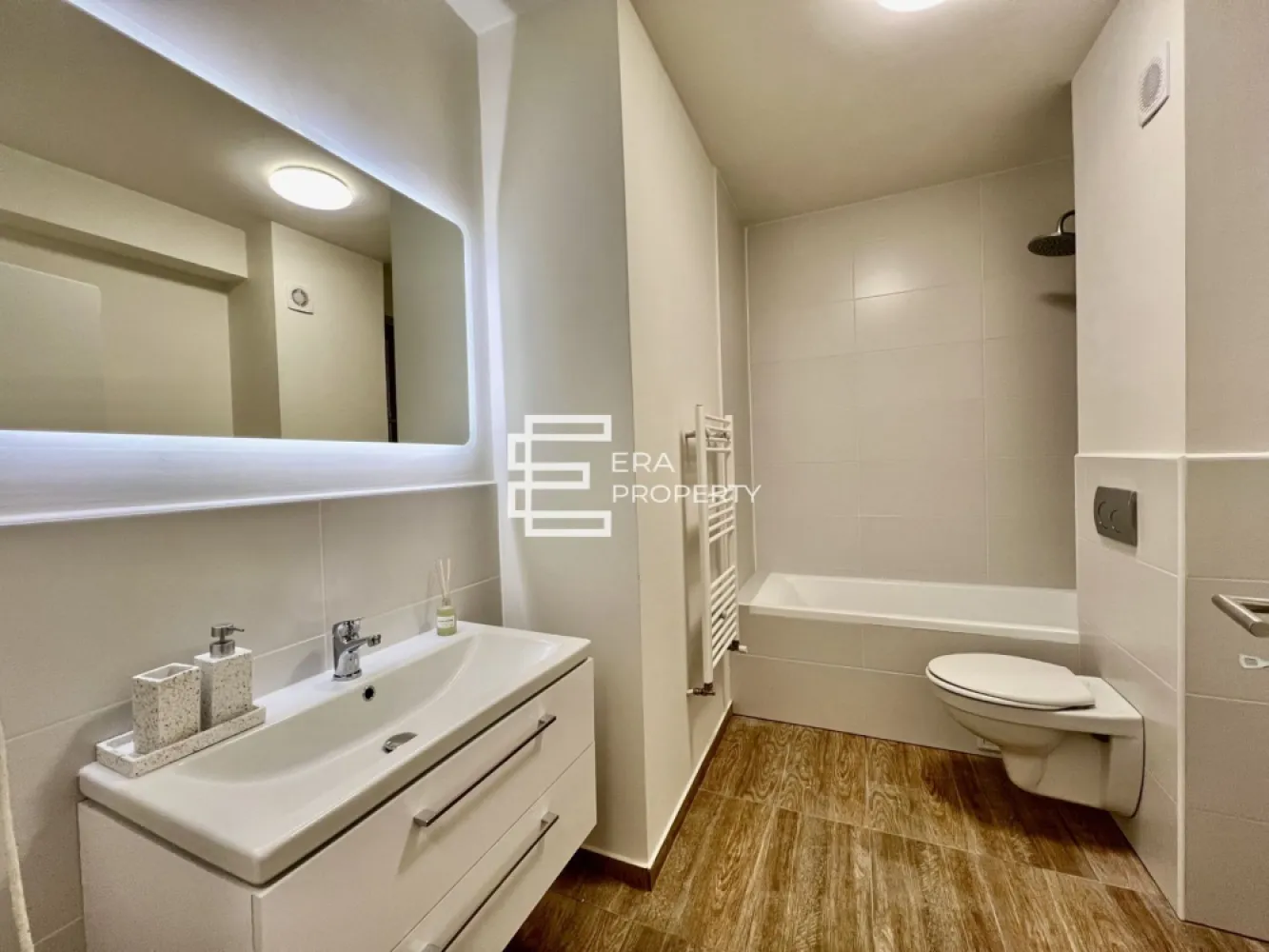 Apartament 1 cameră, 38 mp + logie 8 mp, parcare inclusă – Zona Vest Sibiu - 𝐈𝐝𝐞𝐚𝐥 𝐩𝐞𝐧𝐭𝐫𝐮 𝐥𝐨𝐜𝐮𝐢𝐫𝐞 𝐬𝐚𝐮 𝐢𝐧𝐯𝐞𝐬𝐭𝐢𝐭̦𝐢𝐞, 𝐢̂𝐧𝐭𝐫-𝐨 𝐳𝐨𝐧𝐚̆ 𝐥𝐢𝐧𝐢𝐬̦𝐭𝐢𝐭𝐚̆, 𝐛𝐢𝐧𝐞 𝐜𝐨𝐧𝐞𝐜𝐭𝐚𝐭𝐚̆ 𝐥𝐚 𝐒𝐢𝐛𝐢𝐮.

 Comision 0%

Vă propunem spre vânzare un apartament cu 1 cameră, situat într-un ansamblu rezidențial modern, într-o zonă liniștită și bine conectată, la doar 4 minute de Zona Industrială Vest și Aeroportul Internațional Sibiu.

Apartamentul este situat la 𝐞𝐭𝐚𝐣𝐮𝐥 𝟏 al unei vile cu regim redus de înălțime, P+2, cu doar 4 apartamente pe nivel.
-Suprafață utilă: 𝟑𝟖 𝐦𝐩
-Logie: 𝟖 𝐦𝐩

Compartimentare practică: hol de acces, cameră open-space cu bucătărie, baie și logie spațioasă.
Loc de parcare inclus în preț

𝐏𝐫𝐞𝐝𝐚𝐫𝐞 𝐥𝐚 𝐬𝐭𝐚𝐝𝐢𝐮𝐥 𝐝𝐞 𝐚𝐥𝐛, 𝐜𝐮 𝐝𝐨𝐭𝐚̆𝐫𝐢 𝐩𝐫𝐞𝐦𝐢𝐮𝐦 𝐢𝐧𝐜𝐥𝐮𝐬𝐞:
Apartamentul se predă la stadiul de alb la interior, cu ușă metalică de acces, pereți finisați, încălzire în pardoseală, centrală proprie pe gaz, precum și instalații electrice și sanitare trase pe poziții.
Imobilul beneficiază de izolație cu vată bazaltică, jaluzele exterioare electrice, logie finisată cu granit și balustrade din sticlă securizată. Casa scării este placată cu granit, iar exteriorul este complet finisat, cu inserții elegante din larice siberian și piatră naturală.

𝐀𝐯𝐚𝐧𝐭𝐚𝐣𝐞 𝐚𝐧𝐬𝐚𝐦𝐛𝐥𝐮:
Ansamblul beneficiază de un cadru aerisit, cu relief spectaculos, sistematizat pe niveluri, balcoane orientate spre sud și vedere panoramică spre munți.
Zona oferă aer curat, liniște, spații verzi generoase, locuri de joacă, terenuri de sport, străzi asfaltate și acces facil către Sibiu.

Mod de plată: cash/credit bancar.
Predare: mai 2026

***𝐈𝐦𝐚𝐠𝐢𝐧𝐢𝐥𝐞 𝐚𝐩𝐚𝐫𝐭̦𝐢𝐧 𝐮𝐧𝐮𝐢 𝐚𝐩𝐚𝐫𝐭𝐚𝐦𝐞𝐧𝐭 𝐬𝐢𝐦𝐢𝐥𝐚𝐫 𝐬̦𝐢 𝐬𝐮𝐧𝐭 𝐚𝐟𝐢𝐬̦𝐚𝐭𝐞 𝐜𝐮 𝐭𝐢𝐭𝐥𝐮 𝐢𝐧𝐟𝐨𝐫𝐦𝐚𝐭𝐢𝐯.