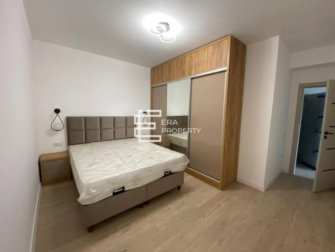 Apartament 2 camere,decomandat, Calea Surii Mici, Sibiu - Apartament 2 camere decomandat | Calea Șurii Mici | Loc parcare inclus

Vă propunem spre vânzare un apartament cu 2 camere decomandat, situat într-un imobil nou, cu regim de înălțime P+6E+etaj retras, în zona Calea Șurii Mici, Sibiu.

Apartamentul are o compartimentare practică și suprafețe generoase, fiind disponibil la parter, dar și la etajele 1, 3, 4, 5 și 6.

Compartimentare: living: 19,90 mp; bucătărie închisă: 12,80 mp; dormitor: 14,75 mp; baie: 6,80 mp; logie: 5,35 mp; balcon: 2,45 mp.

Locuința se predă la stadiul de alb, cu pereți finisați cu lavabilă albă, centrală termică proprie, încălzire în pardoseală și instalațiile termice, electrice și sanitare trase pe poziții.

Incluse în preț:
loc de parcare suprateran
centrală termică Saunier Duval + senzor de gaz
încălzire în pardoseală
tâmplărie PVC Salamander cu geam tripan
ușă metalică la intrare
interfon
racorduri la gaz, apă, canalizare, internet și TV

Imobilul beneficiază de:
lift
balustrade din inox
gresie pe casa scării
iluminat cu senzori de mișcare
alei pavate
spații verzi amenajate
străzi interioare

Apartamentul este potrivit atât pentru locuit, cât și pentru investiție, datorită compartimentării decomandate, dotărilor incluse și accesului facil către oraș.

***Imaginile sunt cu titlu de prezentare și aparțin unui apartament similar.

Preț:
119.500 euro – la alb
126.900 euro – la cheie

Telefon: 0772 298 572