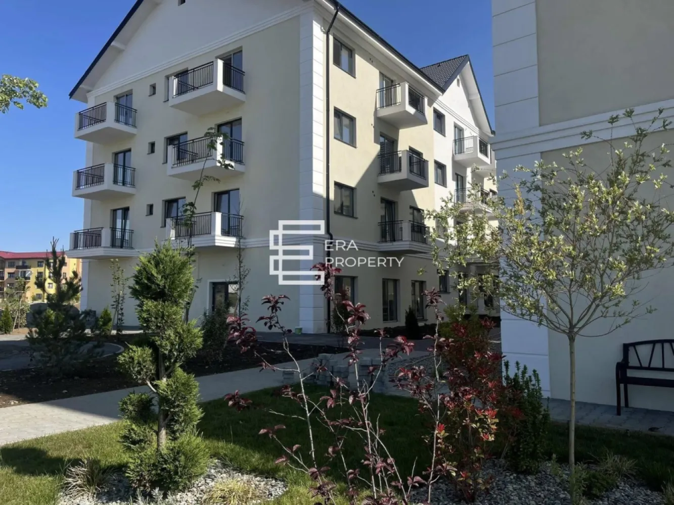 Apartament 3 camere, 71 mp, boxa - intabulat-Selimbar - Apartament 3 camere, 71 mp - boxa- Selimbar zona Brana

 *** Comision 0!***

Dacă ești în căutarea unei locuințe moderne, spațioase și bine amplasate, acest apartament cu 3 camere din Șelimbăr ar putea fi exact ce ai nevoie.

📐 Suprafață utilă: 71mp
🔹 Compartimentare eficientă, gândită pentru stilul de viață contemporan:
- Living cu bucătărie open-space – spațiu aerisit și luminos
- Dormitor matrimonial cu baie proprie și ieșire pe balcon
- Dormitor secundar, perfect pentru copil, birou sau oaspeți
- A doua baie pentru confortul familiei
- Hol generos cu spațiu pentru depozitare
- Terasă acoperită de 9 mp + balcon

📍 Amplasare excelentă în cadrul ansamblului Casian Renaissance –zona Brana, Șelimbăr
🏢 Bloc cu regim P+3 etaje, dotat cu lift modern
🎯 Predare la stadiul de alb: final 2025
*Pereți tencuiți și gletuiți, pregătiți pentru vopsea/lavabilă
*Uși și ferestre montate 3 foi de sticla , 5 camere.
*Instalații electrice si sanitare trase pe poziție .
*Centrală, incalzire in pardoseala.
*Șapă elicopterizata.
* Contoare de utilități (apă, gaz, curent)

🎁 Bonusuri incluse: 1 loc de parcare privat, boxă de depozitare in suprafata aproximitiv de 9 mp.

💰 Preț: 149.000 € (TVA 21% inclus)

* Contactează-ne acum pentru a programa o vizionare!

Ansamblu rezidențial format din 6 blocuri elegante, situat pe strada Nicolae Brana, în zona de Sud-Est a Sibiului, la doar câteva minute de Shopping City și LIDL.

✔️ Apartamente cu 1, 2 și 3 camere (37 – 74 mp)
✔️ Lift, parcare inclusă, spații comerciale și loc de joacă
✔️ Finisaje premium: încălzire în pardoseală, centrală proprie, tâmplărie Salamander cu 3 foi de sticlă
✔️ Fațade decorative, izolație termică completă
✔️ Acces securizat, drumuri asfaltate, contorizare separată
✔️ Aproape de transport public, școli și zone comerciale

📍 Locație: Șelimbăr – acces rapid către Sibiu și facilități urbane complete