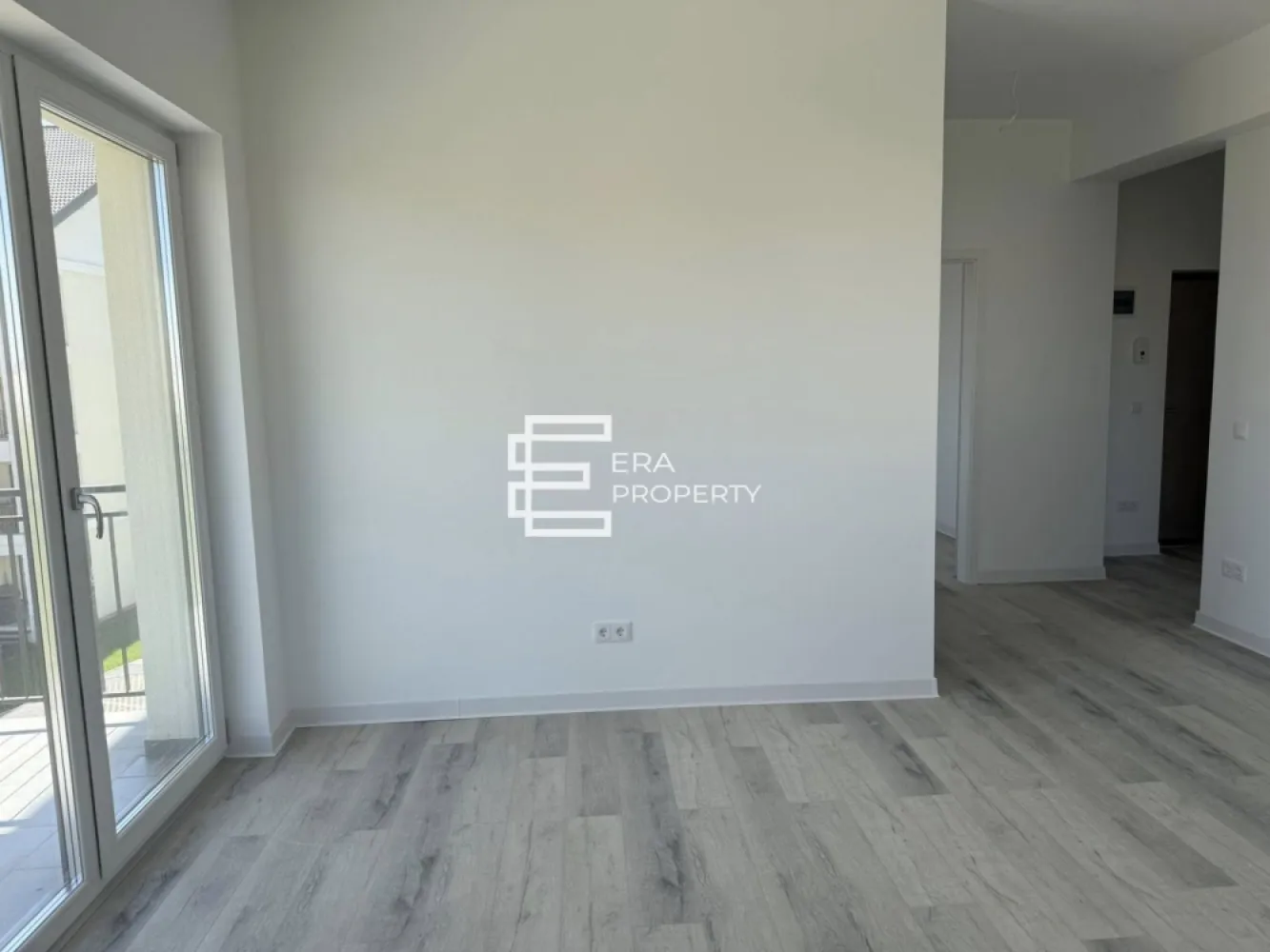 Apartament 3 camere, 71 mp, boxa - intabulat-Selimbar - Apartament 3 camere, 71 mp - boxa- Selimbar zona Brana

 *** Comision 0!***

Dacă ești în căutarea unei locuințe moderne, spațioase și bine amplasate, acest apartament cu 3 camere din Șelimbăr ar putea fi exact ce ai nevoie.

📐 Suprafață utilă: 71mp
🔹 Compartimentare eficientă, gândită pentru stilul de viață contemporan:
- Living cu bucătărie open-space – spațiu aerisit și luminos
- Dormitor matrimonial cu baie proprie și ieșire pe balcon
- Dormitor secundar, perfect pentru copil, birou sau oaspeți
- A doua baie pentru confortul familiei
- Hol generos cu spațiu pentru depozitare
- Terasă acoperită de 9 mp + balcon

📍 Amplasare excelentă în cadrul ansamblului Casian Renaissance –zona Brana, Șelimbăr
🏢 Bloc cu regim P+3 etaje, dotat cu lift modern
🎯 Predare la stadiul de alb: final 2025
*Pereți tencuiți și gletuiți, pregătiți pentru vopsea/lavabilă
*Uși și ferestre montate 3 foi de sticla , 5 camere.
*Instalații electrice si sanitare trase pe poziție .
*Centrală, incalzire in pardoseala.
*Șapă elicopterizata.
* Contoare de utilități (apă, gaz, curent)

🎁 Bonusuri incluse: 1 loc de parcare privat, boxă de depozitare in suprafata aproximitiv de 9 mp.

💰 Preț: 149.000 € (TVA 21% inclus)

* Contactează-ne acum pentru a programa o vizionare!

Ansamblu rezidențial format din 6 blocuri elegante, situat pe strada Nicolae Brana, în zona de Sud-Est a Sibiului, la doar câteva minute de Shopping City și LIDL.

✔️ Apartamente cu 1, 2 și 3 camere (37 – 74 mp)
✔️ Lift, parcare inclusă, spații comerciale și loc de joacă
✔️ Finisaje premium: încălzire în pardoseală, centrală proprie, tâmplărie Salamander cu 3 foi de sticlă
✔️ Fațade decorative, izolație termică completă
✔️ Acces securizat, drumuri asfaltate, contorizare separată
✔️ Aproape de transport public, școli și zone comerciale

📍 Locație: Șelimbăr – acces rapid către Sibiu și facilități urbane complete