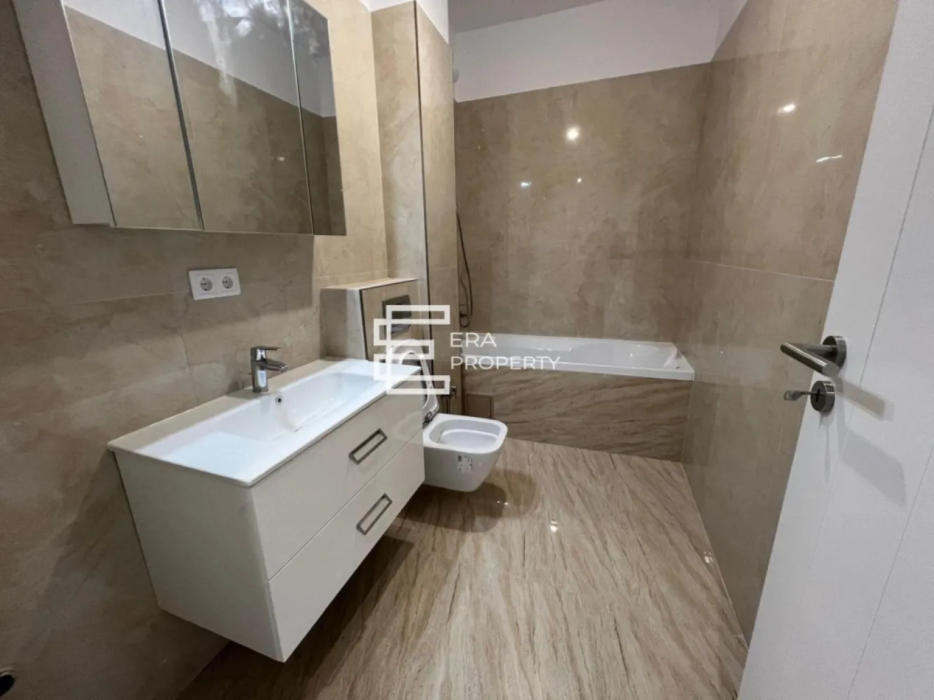 Apartament 3 camere, 71 mp, boxa - intabulat-Selimbar