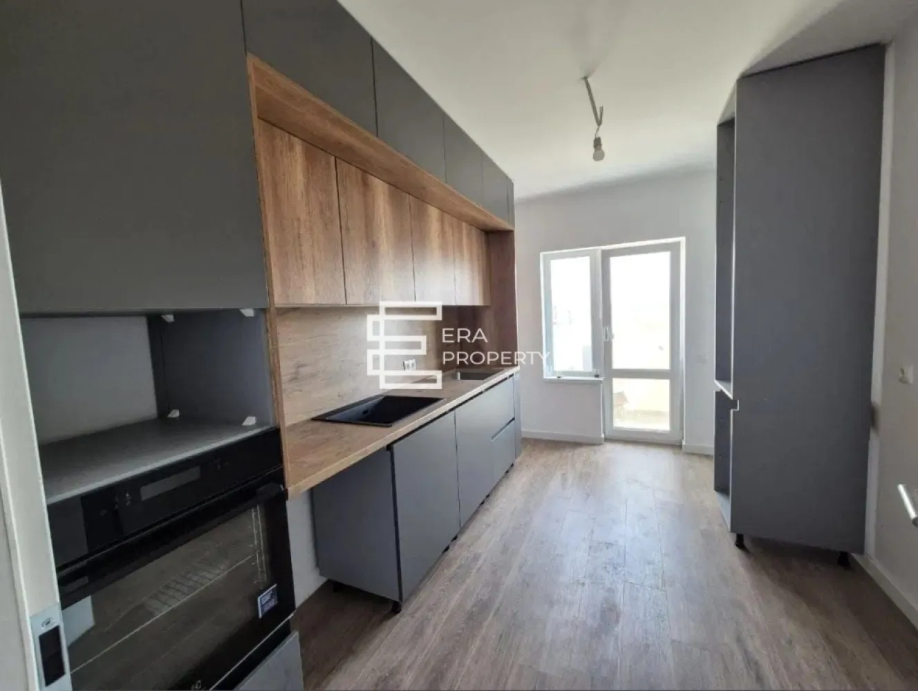 Apartament 2 camere, 56 mp Doamna Stanca, Selimbar - Apartament 2 camere 56mp Doamna Stanca, Selimbar

*** COMISION 0***
Amplasat într-o zonă liniștită, aproape de natură și de oraș, acest apartament beneficiază de acces facil la magazine, mijloace de transport în comun, școli, farmacii și alte facilități esențiale pentru un stil de viață modern.
Apartamentul este disponibil la etajul 3 al unui imobil cu regim redus de înălțime (P+3E).
Suprafata utila: 56.15 mp
Suprafata balcon: 6.7 mp.

 Compartimentare inteligentă:hol de acces, living luminos, bucătărie separata,un dormitor,baie cu geam, balcon accesibil din living și bucatarie.
Avantaje:
Spații generoase și primitoare – apartamentul este proiectat să ofere un echilibru între estetică și utilitate.
Mediu liniștit – zona beneficiază de un grad redus de ocupare și numeroase spații verzi, oferind un cadru relaxant și aerisit.
Acces facil – va fi realizată o cale pietonală directă către strada Rahovei, ceea ce îmbunătățește conectivitatea și tranzitul.
Predare la interior: la stadiul de alb, permițând personalizarea finisajelor.
Exterior: complet finalizat „la cheie”.
Opțiuni de personalizare: apartamentul poate fi predat și „la cheie”, conform cerințelor cumpărătorului.
Acest apartament reprezintă alegerea ideală pentru cei care caută un spațiu modern, bine poziționat și conectat la facilități esențiale.

*Poze cu titlul de prezentare.

Pret: 112000 euro - tva inclus- la Alb 
 
Tel: 0772 298 572

𝐎𝐍𝐄 𝐑𝐞𝐬𝐢𝐝𝐞𝐧𝐜𝐞 este un ansamblu rezidențial nou, format din 8 blocuri (P+3), cu un total de 236 de apartamente cu 2 și 3 camere (55–78 mp utili), proiectate eficient și modern.

📍 Localizare excelentă: în spatele magazinului Supeco, aproape de Piața Rahovei, Pepco, Shopping City
🌿 Spații verzi și relaxare: peste 3.400 mp de spații verzi, loc de joacă, alei pietonale, zone de promenadă
🚗 Facilități complete: 281 locuri de parcare amenajate, acces facil prin pod pietonal
🏔️ Vedere panoramică către munți și oraș
🧱 Calitate în execuție și materiale premium

Ansamblul oferă un cadru ideal pentru locuit sau investiție, cu toate avantajele unei zone în plină dezvoltare.