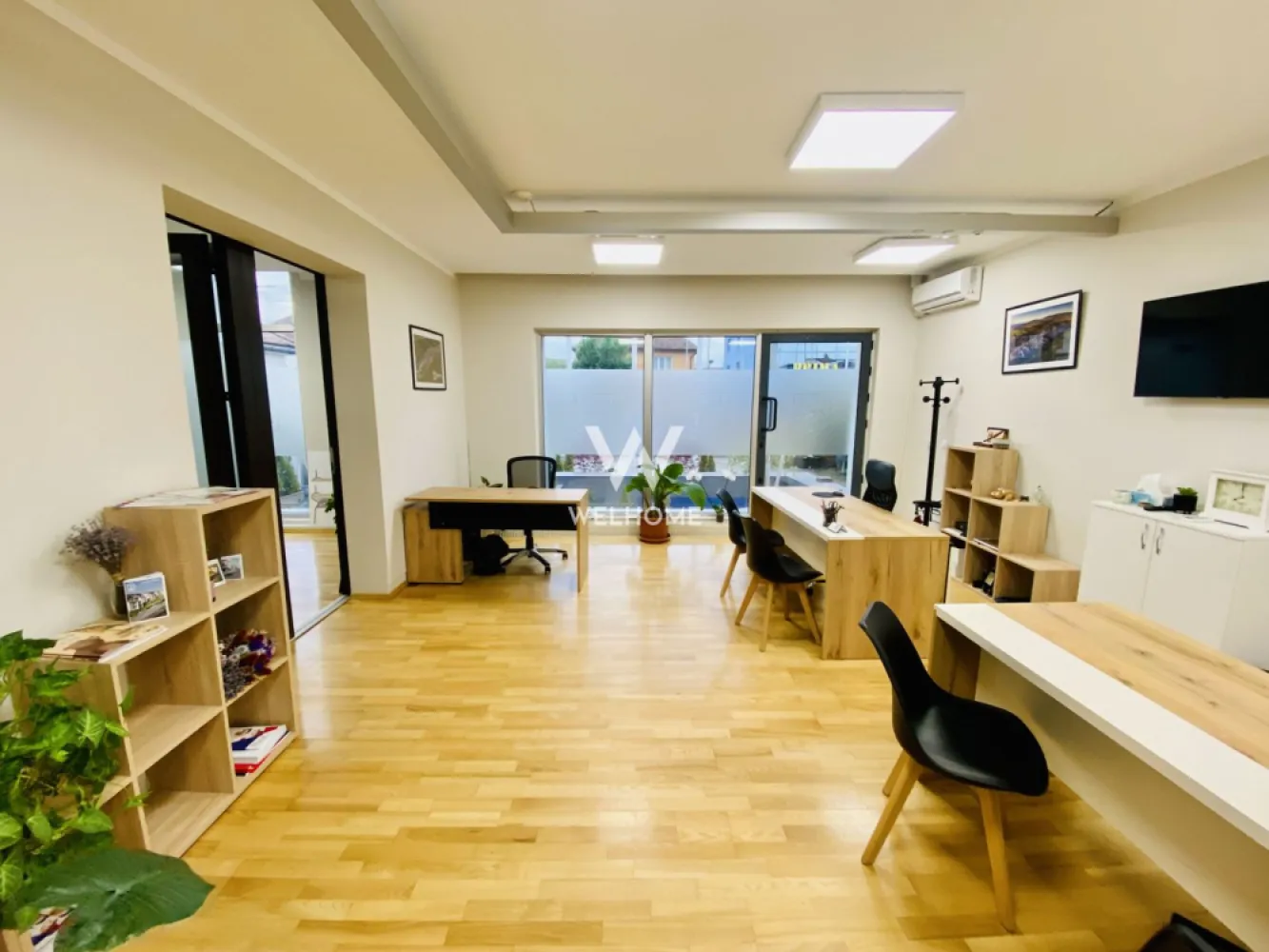 Cladire de birouri, Calea Dumbravii, Sibiu - Spațiu de birouri disponibil pentru închiriere – Sibiu, Calea Dumbrăvii Suprafață utilă: 310 mp | Teren: 470 mp PRET 3500 EURO / LUNA Regim de înălțime: demisol + parter + etaj Suprafață utilă totală: 310 mp Suprafață teren: 470 mp Modalitate de închiriere: persoană fizică, fără TVA Stare imobil: renovat, finisat la cheie Predare: mobilat și utilat, conform fotografii Disponibilitate: în termen de 30 de zile de la semnarea contractului Potrivit pentru: sediu firmă activități de birou IT consultanță servicii profesionale Compartimentare( vezi schite): Demisol: hol de acces,bucătărie complet mobilată și utilată, spațiu de birouri generos (utilizat ca sală de ședințe), 4 spații de depozitare Parter: hol de acces / zonă recepție, 6 birouri spațioase și luminoase, baie cu geam de aerisire Etaj: hol de acces, 4 birouri, spațiu de depozitare,baie, terasă de aproximativ 12 mp, potrivită pentru pauze și relaxare Dotări și facilități 11 birouri în total 3 băi bucătărie complet utilată sală de ședințe 3 căi de acces independente suprafețe vitrate mari, lumină naturală abundentă centrală termică proprie și calorifere 7 unități de aer condiționat curte liberă, amenajată zonă de relaxare și spațiu pentru luat masa / grătar poartă automatizată reclamă autorizată pe fațada clădirii 3 catarge pentru reclamă, autorizate Parcare: 5–6 locuri de parcare disponibile în curtea imobilului Soluție completă pentru companii care caută un sediu central, bine compartimentat și gata de utilizare Pret inchiriere: 3500 euro / luna, Fără TVA (persoană fizică) comision agentie :contravaloarea unei chirii Detalii/Vizionare: 0752.088.381- Roxana }}