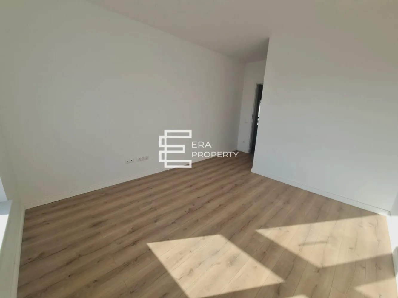 Apartament 2 camere, 56 mp Doamna Stanca, Selimbar - Apartament 2 camere 56mp Doamna Stanca, Selimbar

*** COMISION 0***
Amplasat într-o zonă liniștită, aproape de natură și de oraș, acest apartament beneficiază de acces facil la magazine, mijloace de transport în comun, școli, farmacii și alte facilități esențiale pentru un stil de viață modern.
Apartamentul este disponibil la etajul 3 al unui imobil cu regim redus de înălțime (P+3E).
Suprafata utila: 56.15 mp
Suprafata balcon: 6.7 mp.

 Compartimentare inteligentă:hol de acces, living luminos, bucătărie separata,un dormitor,baie cu geam, balcon accesibil din living și bucatarie.
Avantaje:
Spații generoase și primitoare – apartamentul este proiectat să ofere un echilibru între estetică și utilitate.
Mediu liniștit – zona beneficiază de un grad redus de ocupare și numeroase spații verzi, oferind un cadru relaxant și aerisit.
Acces facil – va fi realizată o cale pietonală directă către strada Rahovei, ceea ce îmbunătățește conectivitatea și tranzitul.
Predare la interior: la stadiul de alb, permițând personalizarea finisajelor.
Exterior: complet finalizat „la cheie”.
Opțiuni de personalizare: apartamentul poate fi predat și „la cheie”, conform cerințelor cumpărătorului.
Acest apartament reprezintă alegerea ideală pentru cei care caută un spațiu modern, bine poziționat și conectat la facilități esențiale.

*Poze cu titlul de prezentare.

Pret: 112000 euro - tva inclus- la Alb 
 
Tel: 0772 298 572

𝐎𝐍𝐄 𝐑𝐞𝐬𝐢𝐝𝐞𝐧𝐜𝐞 este un ansamblu rezidențial nou, format din 8 blocuri (P+3), cu un total de 236 de apartamente cu 2 și 3 camere (55–78 mp utili), proiectate eficient și modern.

📍 Localizare excelentă: în spatele magazinului Supeco, aproape de Piața Rahovei, Pepco, Shopping City
🌿 Spații verzi și relaxare: peste 3.400 mp de spații verzi, loc de joacă, alei pietonale, zone de promenadă
🚗 Facilități complete: 281 locuri de parcare amenajate, acces facil prin pod pietonal
🏔️ Vedere panoramică către munți și oraș
🧱 Calitate în execuție și materiale premium

Ansamblul oferă un cadru ideal pentru locuit sau investiție, cu toate avantajele unei zone în plină dezvoltare.