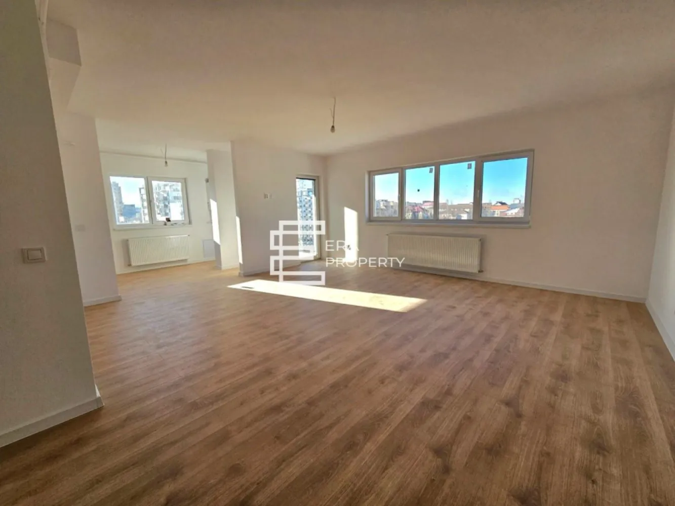 Apartament 3 camere intabulat LA CHEIE-Doamna Stanca/Selimbar - Apartament 3 camere intabulat LA CHEIE-Doamna Stanca/Selimbar

***COMISION 0***

-Situat la etajul 6 al unui imobil cu regim de înălțime P+6E, prevazut cu lift, în Selimbar zona Doamna Stanca fiind aproape de centrul comercial Shopping City, magazinul Dedeman/ Mega Image, Lidl., statii de autobuz, gradinite, scoli.
Apartamentul se desfășoară pe o suprafață utilă de 65,45 mp, plus un balcon de 3,6 mp, fiind conceput pentru a oferi confort și funcționalitate. 
-Compartimentarea include un spațiu comun living și bucătărie cu suprafața de 37 mp, un birou de 10,1 mp, un dormitor de 12,1 mp și o baie cu suprafața de 6,6 mp, un balcon cu suprafața de 3,6 mp.
-Proiectul este gândit să răspundă nevoilor unei vieți moderne, cu un design excelent pentru a maximiza utilitatea fiecărui spațiu.
- Apartamentul va fi livrat la stadiul de cheie, având dotări precum:
*Centrală proprie în condensație
*Calorifere din oțel
*Parchet
*Gresie și faianță
*Uși interioare
*Obiecte sanitare în baie
*Tâmplăria PVC Salamander, cu 6 camere, va fi de culoare gri la exterior și alb la interior, asigurând izolație termică și fonică de calitate.
În plus, apartamentul beneficiază de un loc de parcare inclus, oferind un plus de confort și accesibilitate. Ideal pentru tineri sau familii, acest apartament este pregătit să devină acasă!
Mod de plata agreat: cash/credit bancar.

Pr:et: 124 400euro- tva inlcus de 21%
Tel: 0772 298 572

Ansamblul cuprinde în prima etapă 3 blocuri care vor avea un regim de înălțime de P+6 etaje, cu doar 4 apartamente pe palier și spații comerciale la parter. Locuințele care compun ansamblul, sunt structurate în apartamente de 2 camere, 3 camere și 2 tipuri de 4 camere. Toate apartamentele sunt bine proporționate, compartimentate excelent pentru o viață modernă, pregătite și gândite în așa fel încât, fiecare spațiu să fie util vieții cotidiene.