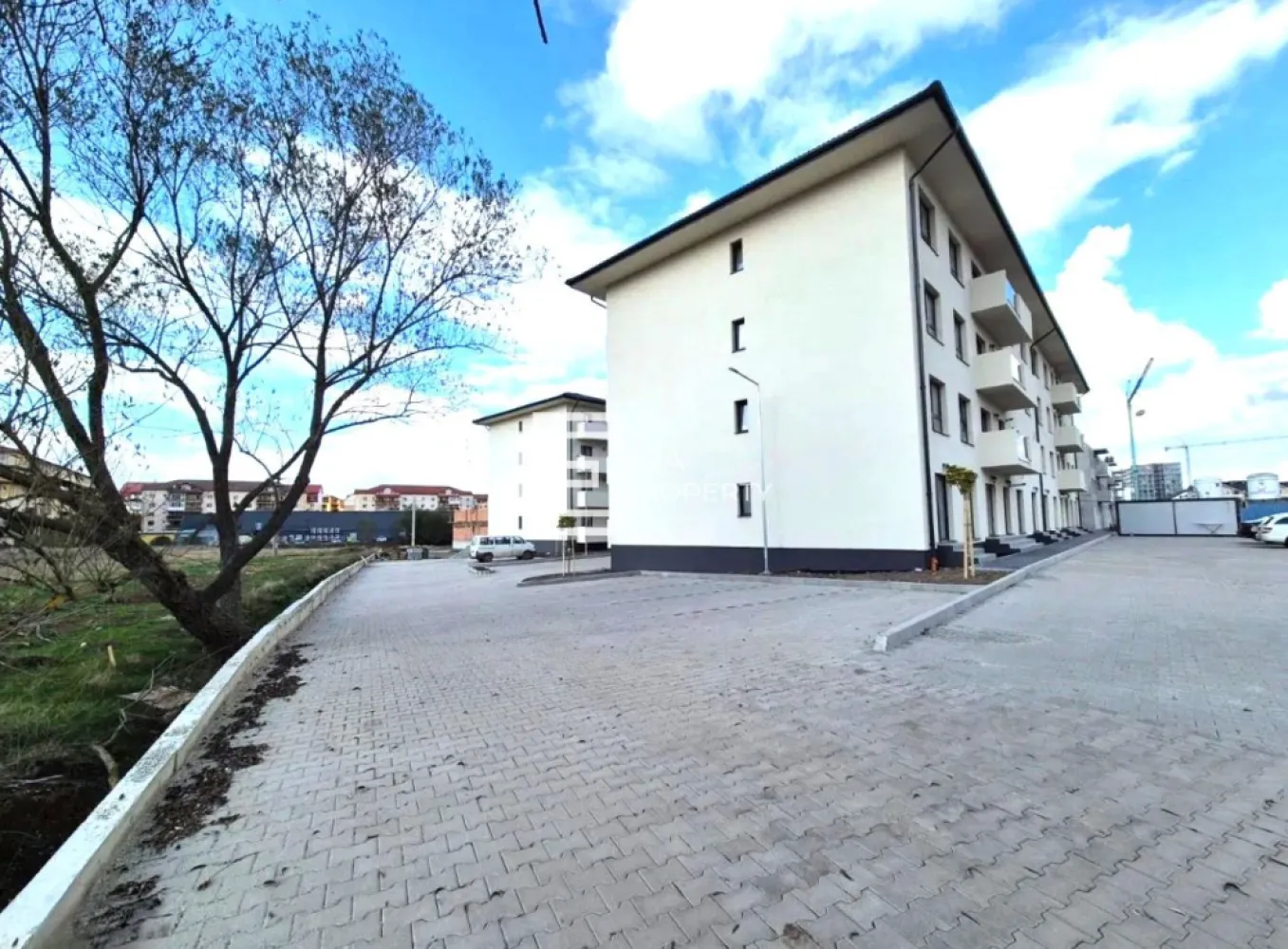 Apartament 2 camere, 56 mp Doamna Stanca, Selimbar - Apartament 2 camere 56mp Doamna Stanca, Selimbar

*** COMISION 0***
Amplasat într-o zonă liniștită, aproape de natură și de oraș, acest apartament beneficiază de acces facil la magazine, mijloace de transport în comun, școli, farmacii și alte facilități esențiale pentru un stil de viață modern.
Apartamentul este disponibil la etajul 3 al unui imobil cu regim redus de înălțime (P+3E).
Suprafata utila: 56.15 mp
Suprafata balcon: 6.7 mp.

 Compartimentare inteligentă:hol de acces, living luminos, bucătărie separata,un dormitor,baie cu geam, balcon accesibil din living și bucatarie.
Avantaje:
Spații generoase și primitoare – apartamentul este proiectat să ofere un echilibru între estetică și utilitate.
Mediu liniștit – zona beneficiază de un grad redus de ocupare și numeroase spații verzi, oferind un cadru relaxant și aerisit.
Acces facil – va fi realizată o cale pietonală directă către strada Rahovei, ceea ce îmbunătățește conectivitatea și tranzitul.
Predare la interior: la stadiul de alb, permițând personalizarea finisajelor.
Exterior: complet finalizat „la cheie”.
Opțiuni de personalizare: apartamentul poate fi predat și „la cheie”, conform cerințelor cumpărătorului.
Acest apartament reprezintă alegerea ideală pentru cei care caută un spațiu modern, bine poziționat și conectat la facilități esențiale.

*Poze cu titlul de prezentare.

Pret: 112000 euro - tva inclus- la Alb 
 
Tel: 0772 298 572

𝐎𝐍𝐄 𝐑𝐞𝐬𝐢𝐝𝐞𝐧𝐜𝐞 este un ansamblu rezidențial nou, format din 8 blocuri (P+3), cu un total de 236 de apartamente cu 2 și 3 camere (55–78 mp utili), proiectate eficient și modern.

📍 Localizare excelentă: în spatele magazinului Supeco, aproape de Piața Rahovei, Pepco, Shopping City
🌿 Spații verzi și relaxare: peste 3.400 mp de spații verzi, loc de joacă, alei pietonale, zone de promenadă
🚗 Facilități complete: 281 locuri de parcare amenajate, acces facil prin pod pietonal
🏔️ Vedere panoramică către munți și oraș
🧱 Calitate în execuție și materiale premium

Ansamblul oferă un cadru ideal pentru locuit sau investiție, cu toate avantajele unei zone în plină dezvoltare.