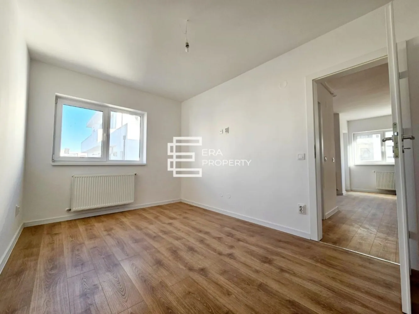 Apartament 3 camere intabulat LA CHEIE-Doamna Stanca/Selimbar - Apartament 3 camere intabulat LA CHEIE-Doamna Stanca/Selimbar

***COMISION 0***

-Situat la etajul 6 al unui imobil cu regim de înălțime P+6E, prevazut cu lift, în Selimbar zona Doamna Stanca fiind aproape de centrul comercial Shopping City, magazinul Dedeman/ Mega Image, Lidl., statii de autobuz, gradinite, scoli.
Apartamentul se desfășoară pe o suprafață utilă de 65,45 mp, plus un balcon de 3,6 mp, fiind conceput pentru a oferi confort și funcționalitate. 
-Compartimentarea include un spațiu comun living și bucătărie cu suprafața de 37 mp, un birou de 10,1 mp, un dormitor de 12,1 mp și o baie cu suprafața de 6,6 mp, un balcon cu suprafața de 3,6 mp.
-Proiectul este gândit să răspundă nevoilor unei vieți moderne, cu un design excelent pentru a maximiza utilitatea fiecărui spațiu.
- Apartamentul va fi livrat la stadiul de cheie, având dotări precum:
*Centrală proprie în condensație
*Calorifere din oțel
*Parchet
*Gresie și faianță
*Uși interioare
*Obiecte sanitare în baie
*Tâmplăria PVC Salamander, cu 6 camere, va fi de culoare gri la exterior și alb la interior, asigurând izolație termică și fonică de calitate.
În plus, apartamentul beneficiază de un loc de parcare inclus, oferind un plus de confort și accesibilitate. Ideal pentru tineri sau familii, acest apartament este pregătit să devină acasă!
Mod de plata agreat: cash/credit bancar.

Pr:et: 124 400euro- tva inlcus de 21%
Tel: 0772 298 572

Ansamblul cuprinde în prima etapă 3 blocuri care vor avea un regim de înălțime de P+6 etaje, cu doar 4 apartamente pe palier și spații comerciale la parter. Locuințele care compun ansamblul, sunt structurate în apartamente de 2 camere, 3 camere și 2 tipuri de 4 camere. Toate apartamentele sunt bine proporționate, compartimentate excelent pentru o viață modernă, pregătite și gândite în așa fel încât, fiecare spațiu să fie util vieții cotidiene.