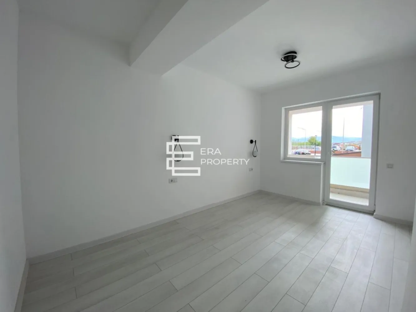 Apartament 3 camere, bloc nou, Calea Surii Mici-Zona de Vest - Apartament 3 camere, bloc nou, Calea Surii Mici-Zona de Vest 

Apartament 3 camere decomandat, situat la parterul înalt al unui imobil cu regim de înaltime P+6 Etaje+Etaj Retras.
Suprafata utila: 70.15 mp la care se aduga o logie de 13,4 mp si un balcon deschis de 6mp.
Compartimentare eficienta: camera de zi: 29.55 m², bucătărie: 14.77 m², 2 dormitoare: 12.90 m² respectiv 12,7 mp ,baie: 5 m², grup sanitar : 3.55 mp , spatiu depozitare: 1.75, logie: 13.40 mp cu acces din toate incaperile.

Caracteristici tehnice:
Structură din beton armat cu stâlpi și grinzi solide.
Pereți exteriori din cărămidă Porotherm de 30 cm, izolație termică din polistiren de 10 cm
Tâmplărie exterioară PVC Salamander cu 5 camere și 3 foi de sticlă, glafuri de aluminiu
Balcoanele sunt finalizate cu gresie și sticlă securizată
Casa scării este placată cu gresie, iluminată cu plafoniere LED cu senzori de mișcare
Ascensor silențios cu capacitate de 6 persoane

Apartamentul se predă la stadiul de ALB, inclusiv: ușă metalică anti-efracție, centrala pe gaz marca Bosch, încălzire în pardoseală, peretii finisati cu lavabila alba, instalatii termice si electrice pe pozitii, geamuri PVC 3 foi de sticla 7 camere.

Locuri de parcare: un loc de parcare inclus in pret, iar cel de-al doilea poate fi achizitionat pentru suma de 3000 Euro.
Loc de parcare subteran disponibil separat pentru 6000 euro.
Facilități ansamblu: alei pavate, trotuare, spații verzi și iluminat stradal, străzi asfaltate.
Mod de plata agreat :Se accepta plata atat prin credit bancar cat si din surse proprii. 

***Imaginile sunt cu titlu de prezentare și aparțin unui apartament similar.

Pret: 140 300 euro - la alb 
 147 700 euro - la cheie
Tel: 0772 298 572

📍 Locație excelentă – aproape de transport public, magazine, școli și zona industrială vest.

Te așteptăm să descoperi noul tău apartament!