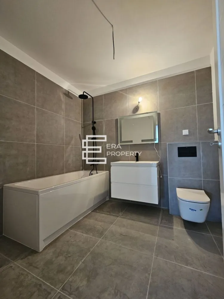Apartament 3 camere intabulat LA CHEIE-Doamna Stanca/Selimbar - Apartament 3 camere intabulat LA CHEIE-Doamna Stanca/Selimbar

***COMISION 0***

-Situat la etajul 6 al unui imobil cu regim de înălțime P+6E, prevazut cu lift, în Selimbar zona Doamna Stanca fiind aproape de centrul comercial Shopping City, magazinul Dedeman/ Mega Image, Lidl., statii de autobuz, gradinite, scoli.
Apartamentul se desfășoară pe o suprafață utilă de 65,45 mp, plus un balcon de 3,6 mp, fiind conceput pentru a oferi confort și funcționalitate. 
-Compartimentarea include un spațiu comun living și bucătărie cu suprafața de 37 mp, un birou de 10,1 mp, un dormitor de 12,1 mp și o baie cu suprafața de 6,6 mp, un balcon cu suprafața de 3,6 mp.
-Proiectul este gândit să răspundă nevoilor unei vieți moderne, cu un design excelent pentru a maximiza utilitatea fiecărui spațiu.
- Apartamentul va fi livrat la stadiul de cheie, având dotări precum:
*Centrală proprie în condensație
*Calorifere din oțel
*Parchet
*Gresie și faianță
*Uși interioare
*Obiecte sanitare în baie
*Tâmplăria PVC Salamander, cu 6 camere, va fi de culoare gri la exterior și alb la interior, asigurând izolație termică și fonică de calitate.
În plus, apartamentul beneficiază de un loc de parcare inclus, oferind un plus de confort și accesibilitate. Ideal pentru tineri sau familii, acest apartament este pregătit să devină acasă!
Mod de plata agreat: cash/credit bancar.

Pr:et: 124 400euro- tva inlcus de 21%
Tel: 0772 298 572

Ansamblul cuprinde în prima etapă 3 blocuri care vor avea un regim de înălțime de P+6 etaje, cu doar 4 apartamente pe palier și spații comerciale la parter. Locuințele care compun ansamblul, sunt structurate în apartamente de 2 camere, 3 camere și 2 tipuri de 4 camere. Toate apartamentele sunt bine proporționate, compartimentate excelent pentru o viață modernă, pregătite și gândite în așa fel încât, fiecare spațiu să fie util vieții cotidiene.