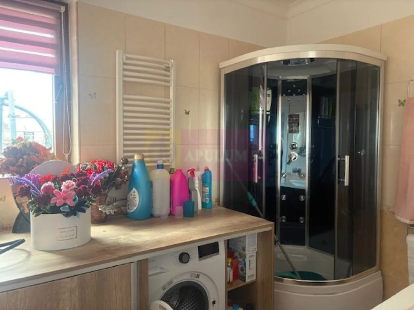 APARTAMENT PENTHOUSE TITAN CU INTIMITATEA SI CONFORTUL UNEI CASE! - Compania imobiliara Apulum94 va propune spre vanzare un pethouse in zona Titan- Baba Novac, in apropiere de Parcul Ior.
Proprietatea se afla la ultimul etaj- etajul 11 si este o oaza de liniste in mijlocul orasului, ce te deconecteaza de la zgomotul orasului.
Apartamentul dispune de lift ce urca direct in apartament, cu acordul proprietarului.
Imobilul este dat in folosinta in 2008 si este de beton si caramida , izolat pe exterior, cu pereti grosi si foarte solid.
Compartimentarea interioara este foarte bine gandita, si anume unul din dormitoare este cu baie, fiind folosit ca o garsoniera separata. Restul apartamentului are camere foarte generoase si anume un dormitor de 27 mp, un altul de 20 mp, iar livingul cu bucataria au 44 mp impreuna.
Finisajele sunt la un nivel ridicat, cu parchet din lemn masiv, vopsea stucco, 4 aparate de aer conditionat, tevile catre calorifere trec prin pardoseala, 2 centrale termice.
Proprietatea dispune de o terasa superba de 300 mp, care inconjoara tot apartamentul. Aceasta terasa este impartita si anume: o parte este acoperita folosita ca o terasa cu TV ,zona pentru gratar , o alta parte acoperita unde este o sauna si un spatiu destinat animalelor de companie, o zona cu sezlonguri plaja, o zona cu o anexa pentru depozitare, zona ce vegetatie si o zona deschisa pentru relaxare.
Proprietatea se vinde mobilata si utilata in totalitate.
Apartamentul are in proprietate si o boxa de 25 mp la subsol si un garaj subteran.
Zona este foarte usor accesibila, langa parc, piata, hypermarket, metrou.
DACA DORITI SA LOCUITI INTR-UN APARTAMENT IN BUCURETI SI SA AVETI INTIMITATEA UNEI CASE, NU EZITATI SA MA CONTACTATI PE NR 0733683446- LAURA IONESCU.