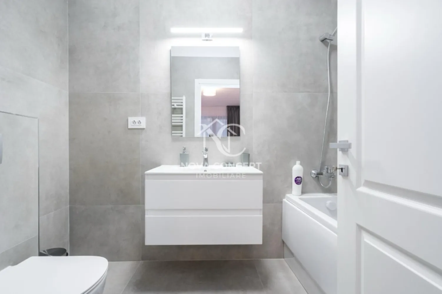 Apartament 3 camere Via Pipera - Apartament cu 3 Camere de vanzare în Voluntari/Pipera | Liniște absolută | Bloc 2023

📐 Detalii pe scurt: • Suprafață: 80.5 mp utili + 3 balcoane (24 mp). Fiecare cameră are ieșire proprie pe terasă.
 • Compartimentare: Living open-space (~30mp), 2 dormitoare, 2 băi. 
• Etaj: 4 din 5. 
• An construcție: Bloc nou, 2021. 
• Parcare: Se poate achiziționa loc de parcare separat la prețul de 18.000€.
Tranzacție rapidă și sigură (se acceptă și credit).
 💵 Preț apartament: 225.000€
Detalii și vizionări în privat sau la: 0766591268