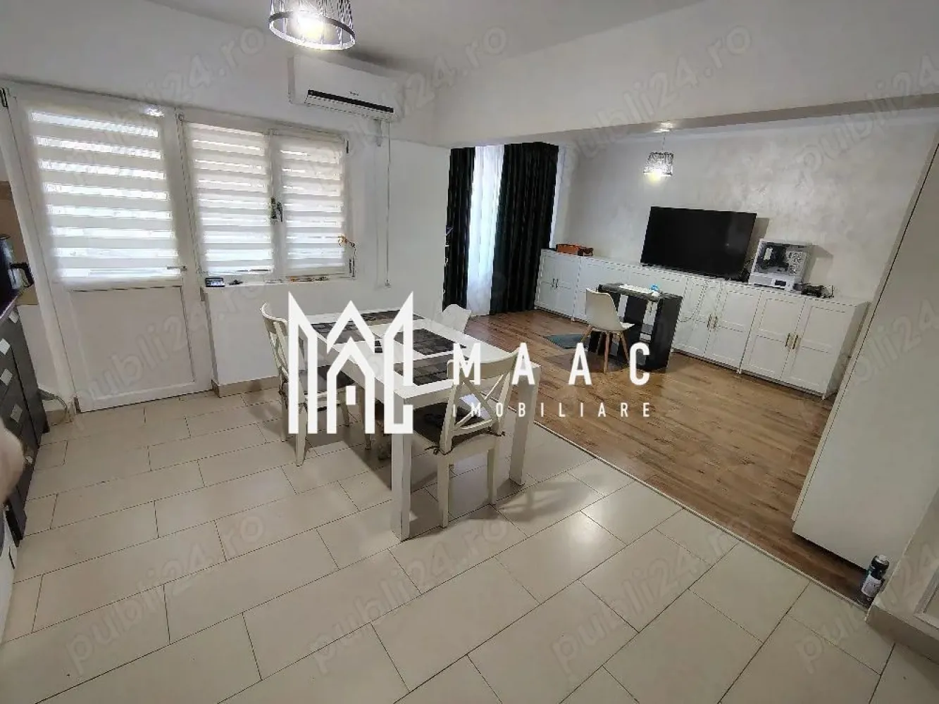 Apartament 3 camere | Centru | 79.7 mpu | - MAAC Imobiliare vă propune spre vânzare un apartament deosebit cu 3 camere, situat ultracentral în Râmnicu Vâlcea, într-una dintre cele mai apreciate și rare poziționări din oraș – între Parcul Mircea cel Bătrân și parcarea subterană. Proprietatea reprezintă o oportunitate rară pe piață, fiind ideală pentru o familie care își dorește confort, spațiu și acces imediat către toate facilitățile centrale ale orașului.
Apartamentul este amplasat la etajul 4 din 4, într-un bloc construit în anul 1982, recent anvelopat și cu acoperiș complet refăcut. Locuința a fost renovată integral și se vinde complet mobilată, fiind pregătită pentru mutare imediată.
Caracteristici:
Apartament cu 3 camere
Suprafață de 79,7 mp
Etaj 4 din 4
Bloc construit în 1982
Bloc recent anvelopat
Acoperiș schimbat
Complet renovat și mobilat
Boxă la subsol de 11 mp
Ideal pentru familie sau investiție
Compartimentare:
Living open-space generos
Bucătărie open-space
2 dormitoare
2 băi
2 balcoane închise
Hol spațios
Dotări:
Centrală termică proprie
Aer condiționat
Termopane
Instalație electrică schimbată
Parchet și gresie moderne
Băi renovate complet
Apartament complet mobilat
Spații bine optimizate
Avantaje:
Poziționare ultracentrală
La câțiva pași de:
Parcul Mircea cel Bătrân
Piata Centrală
Carrefour
Diana
Annabella
Școli și grădinițe
Locuri de joacă
Costuri foarte reduse de întreținere
Construcție solidă, realizată pentru confort și durabilitate
Unic proprietar din 1982
Acte complete:
Cadastru
Intabulare
Certificat energetic
Documentație pregătită pentru vânzare
Această proprietate oferă combinația perfectă între poziție premium, confort modern și spațiu generos, fiind una dintre oportunitățile rare disponibile în centrul municipiului Râmnicu Vâlcea.
Pentru mai multe informații și programarea unei vizionări, echipa MAAC Imobiliare vă stă la dispoziție. ID 3111248