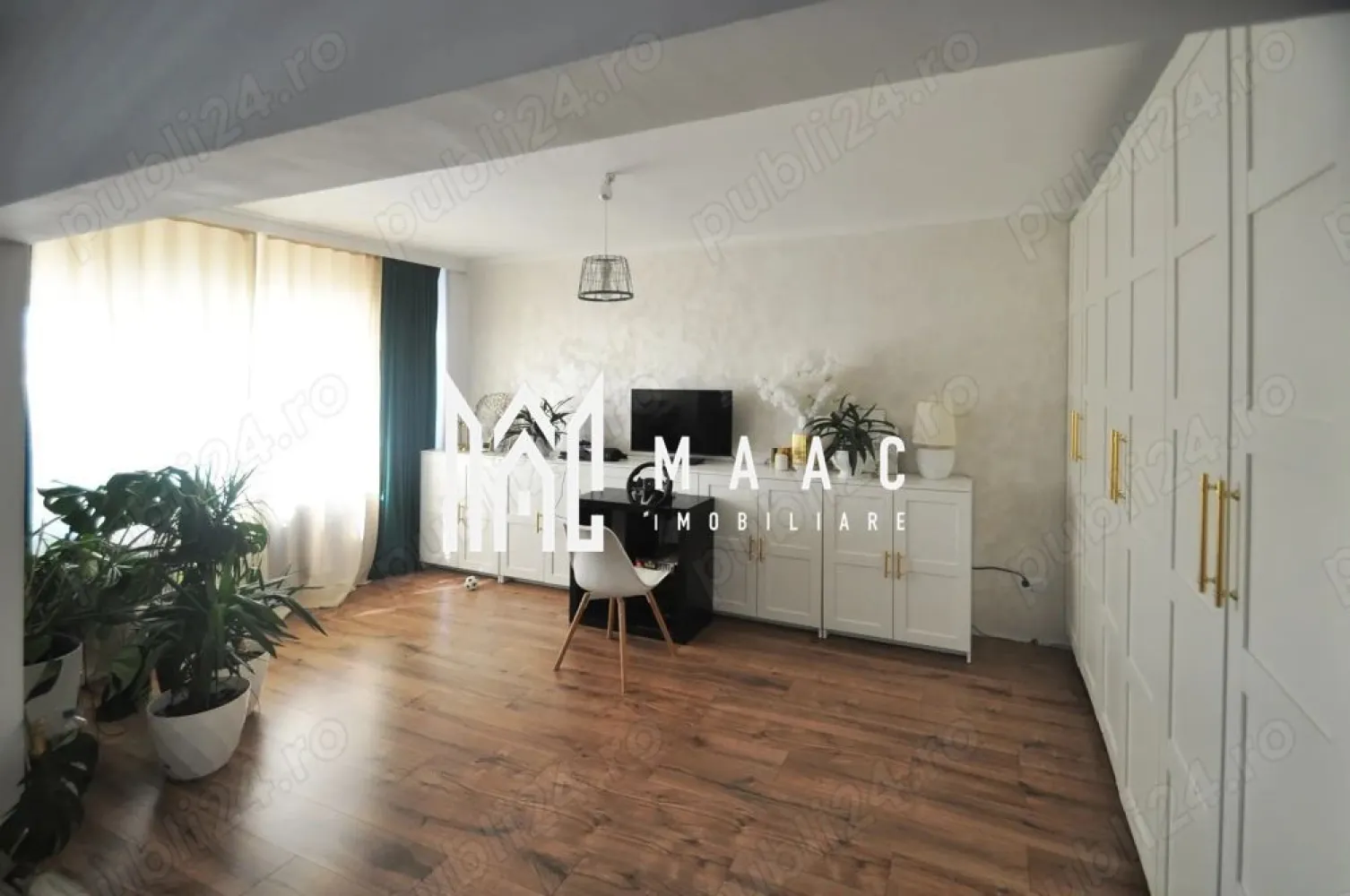 Apartament 3 camere | Centru | 79.7 mpu | - MAAC Imobiliare vă propune spre vânzare un apartament deosebit cu 3 camere, situat ultracentral în Râmnicu Vâlcea, într-una dintre cele mai apreciate și rare poziționări din oraș – între Parcul Mircea cel Bătrân și parcarea subterană. Proprietatea reprezintă o oportunitate rară pe piață, fiind ideală pentru o familie care își dorește confort, spațiu și acces imediat către toate facilitățile centrale ale orașului.
Apartamentul este amplasat la etajul 4 din 4, într-un bloc construit în anul 1982, recent anvelopat și cu acoperiș complet refăcut. Locuința a fost renovată integral și se vinde complet mobilată, fiind pregătită pentru mutare imediată.
Caracteristici:
Apartament cu 3 camere
Suprafață de 79,7 mp
Etaj 4 din 4
Bloc construit în 1982
Bloc recent anvelopat
Acoperiș schimbat
Complet renovat și mobilat
Boxă la subsol de 11 mp
Ideal pentru familie sau investiție
Compartimentare:
Living open-space generos
Bucătărie open-space
2 dormitoare
2 băi
2 balcoane închise
Hol spațios
Dotări:
Centrală termică proprie
Aer condiționat
Termopane
Instalație electrică schimbată
Parchet și gresie moderne
Băi renovate complet
Apartament complet mobilat
Spații bine optimizate
Avantaje:
Poziționare ultracentrală
La câțiva pași de:
Parcul Mircea cel Bătrân
Piata Centrală
Carrefour
Diana
Annabella
Școli și grădinițe
Locuri de joacă
Costuri foarte reduse de întreținere
Construcție solidă, realizată pentru confort și durabilitate
Unic proprietar din 1982
Acte complete:
Cadastru
Intabulare
Certificat energetic
Documentație pregătită pentru vânzare
Această proprietate oferă combinația perfectă între poziție premium, confort modern și spațiu generos, fiind una dintre oportunitățile rare disponibile în centrul municipiului Râmnicu Vâlcea.
Pentru mai multe informații și programarea unei vizionări, echipa MAAC Imobiliare vă stă la dispoziție. ID 3111248