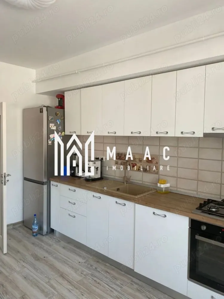 Apartament 3 camere | 111 mpu | 2 balcoane | 2 parcari | Ostroveni | - MAAC Imobiliare vă propune spre vânzare sau schimb un apartament premium cu 3 camere, situat pe Bulevardul Dem Rădulescu, într-una dintre cele mai moderne și apreciate zone rezidențiale din Râmnicu Vâlcea. Proprietatea este amplasată într-o zonă retrasă și foarte liniștită, în spatele restaurantului Brothers, oferind confort, intimitate și acces rapid către oraș.
Apartamentul impresionează prin suprafața generoasă, compartimentarea eficientă și finisajele moderne, fiind ideal pentru o familie care își dorește spațiu și confort într-un imobil nou.
Caracteristici:
Apartament cu 3 camere
Suprafață totală: 111 mp
Suprafață utilă: 95 mp
Balcon generos de 16 mp
Etaj 3 din 3
Construcție finalizată în 2022
Zonă liniștită, retrasă de la stradă
2 locuri de parcare incluse
Ideal pentru locuit sau investiție
Compartimentare:
Living spațios și luminos
2 dormitoare
Bucătărie separată
2 băi
Hol generos
Balcon mare cu spațiu pentru relaxare
Dotări:
Complet mobilat și utilat
Aer condiționat
Televizor
Centrală termică Immergas
Finisaje moderne
Spații bine optimizate
Mobilier și electrocasnice incluse
Avantaje:
Construcție nouă – 2022
Zonă foarte liniștită
Fără zgomot de trafic
2 locuri de parcare incluse
Apartament modern și spațios
Aproape de restaurante, magazine și puncte de interes
Ideal pentru familie
Condiții vânzare:
Vânzarea cash se realizează cu predare în termen de 6 luni de la semnarea actului de vânzare
Preț negociabil
Pentru mai multe informații și programarea unei vizionări, echipa MAAC Imobiliare vă stă la dispoziție.ID 3111348