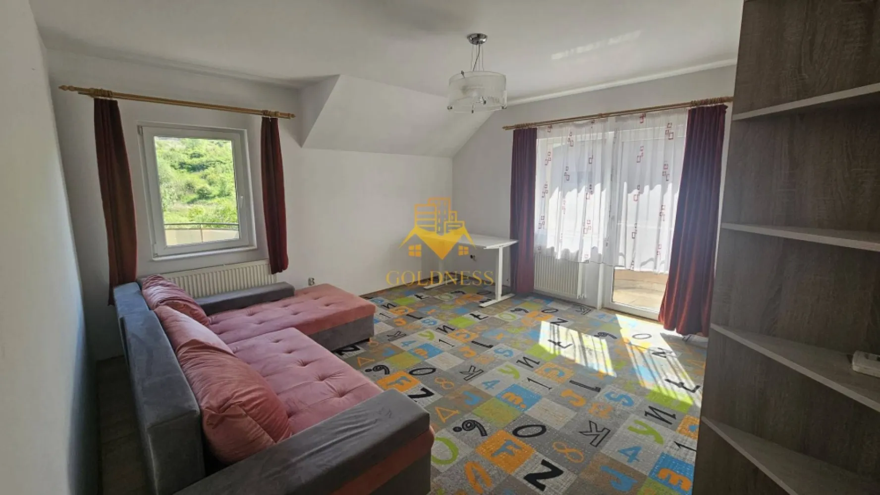 2 camere, Modern, Parcare, Profi, Zona Campului, Panemar, Manastur - GOLDNESS Imobiliare vă propune spre închiriere un apartament cu 2 camere complet mobilat și utilat, la etajul 2 într-un imobil de 2 etaje, în Cartierul Manastur.
Dispune de loc de parcare subterana!
Se află în apropierea stațiilor de transport în comun, magazine, restaurante, spații verzi, farmacii, etc. 

Apartamentul este compartimentat astfel:
 - dormitor cu pat matrimonial, dressing generos, noptiere
 - camera tip living, canapea extensibila, dressing generos, birou
 - bucatarie complet utilată și mobilată, loc de servit masa 
 - baie cu cada si dus, calorifer port prosop și dulap pentru depozitare.
 - doua terase de 16 mp.

Imobilul este dotat cu toate cele necesare- centrală proprie, frigider, aragaz, hotă, mașină de spălat haine, etc. 

Dacă sunteți interesați de acest apartament și doriți să îl vizionați, dar și pentru alte oferte nu ezitați să ne contactați telefonic sau prin e-mail. Vă stăm la dispoziție!
Pentru intermediere se percepe un comision de 50% din prețul chiriei!