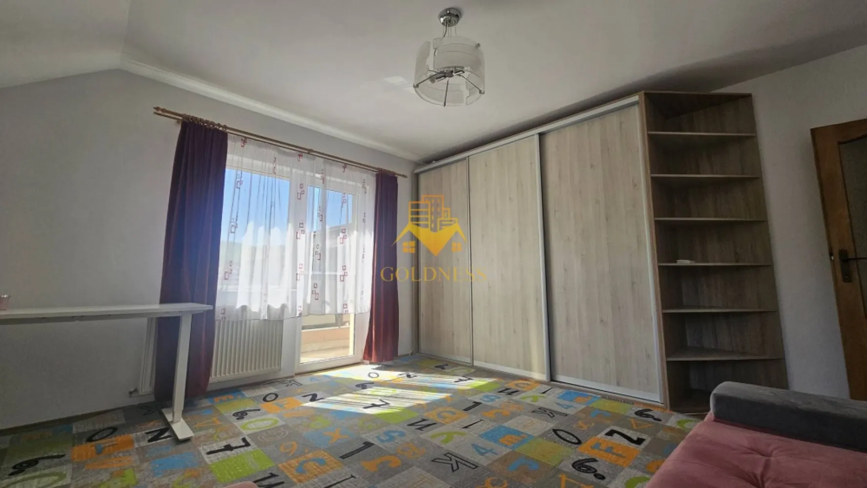 2 camere, Modern, Parcare, Profi, Zona Campului, Panemar, Manastur - GOLDNESS Imobiliare vă propune spre închiriere un apartament cu 2 camere complet mobilat și utilat, la etajul 2 într-un imobil de 2 etaje, în Cartierul Manastur.
Dispune de loc de parcare subterana!
Se află în apropierea stațiilor de transport în comun, magazine, restaurante, spații verzi, farmacii, etc. 

Apartamentul este compartimentat astfel:
 - dormitor cu pat matrimonial, dressing generos, noptiere
 - camera tip living, canapea extensibila, dressing generos, birou
 - bucatarie complet utilată și mobilată, loc de servit masa 
 - baie cu cada si dus, calorifer port prosop și dulap pentru depozitare.
 - doua terase de 16 mp.

Imobilul este dotat cu toate cele necesare- centrală proprie, frigider, aragaz, hotă, mașină de spălat haine, etc. 

Dacă sunteți interesați de acest apartament și doriți să îl vizionați, dar și pentru alte oferte nu ezitați să ne contactați telefonic sau prin e-mail. Vă stăm la dispoziție!
Pentru intermediere se percepe un comision de 50% din prețul chiriei!