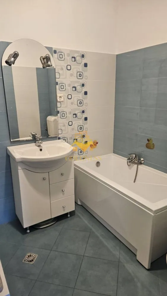 2 camere, Modern, Parcare, Profi, Zona Campului, Panemar, Manastur - GOLDNESS Imobiliare vă propune spre închiriere un apartament cu 2 camere complet mobilat și utilat, la etajul 2 într-un imobil de 2 etaje, în Cartierul Manastur.
Dispune de loc de parcare subterana!
Se află în apropierea stațiilor de transport în comun, magazine, restaurante, spații verzi, farmacii, etc. 

Apartamentul este compartimentat astfel:
 - dormitor cu pat matrimonial, dressing generos, noptiere
 - camera tip living, canapea extensibila, dressing generos, birou
 - bucatarie complet utilată și mobilată, loc de servit masa 
 - baie cu cada si dus, calorifer port prosop și dulap pentru depozitare.
 - doua terase de 16 mp.

Imobilul este dotat cu toate cele necesare- centrală proprie, frigider, aragaz, hotă, mașină de spălat haine, etc. 

Dacă sunteți interesați de acest apartament și doriți să îl vizionați, dar și pentru alte oferte nu ezitați să ne contactați telefonic sau prin e-mail. Vă stăm la dispoziție!
Pentru intermediere se percepe un comision de 50% din prețul chiriei!