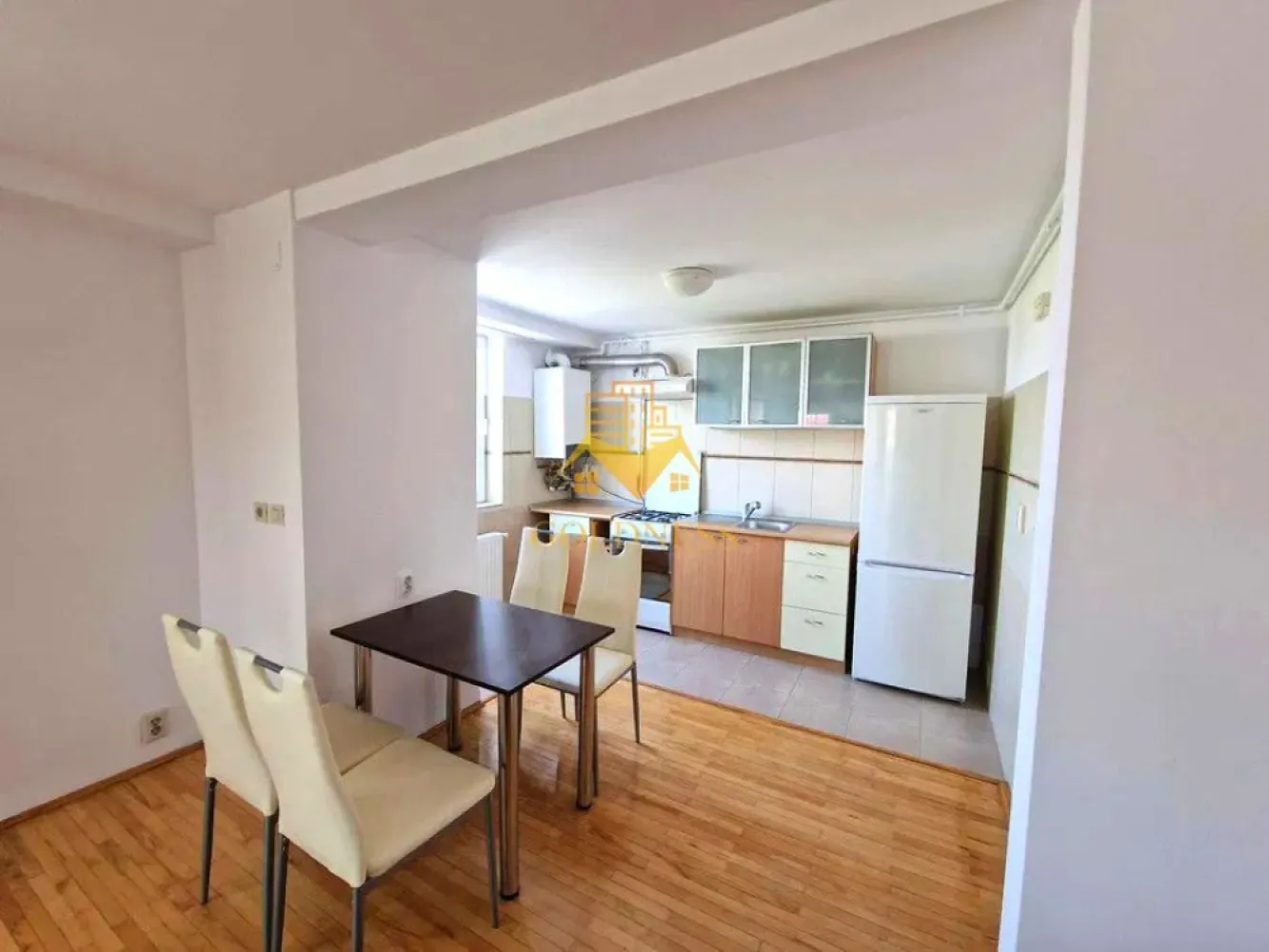 3 camere, parcare, Zorilor, Zona Observatorului, Profi - GOLDNESS Imobiliare vă propune spre închiriere un apartament cu 3 camere, complet mobilat și utilat, la etajul 2 într-un imobil de 4 etaje, pe strada Eliade, în cartierul Zorilor.

Apartamentul este compartimentat astfel:
-dormitor cu pat matrimonial, dressing , noptiere, birou, comodă TV
-dormitor cu pat matrimonial, dulap pentru haine, noptiere, birou
-living cu bucătărie open-space complet utilată , loc de luat masa, TV, spațiu de depozitare 
-2 băi, 1 cu cabină de duș, iar cealaltă cu vană, calorifer port prosop inox și dulap pentru depozitare
- terasă de 10 mp cu o priveliște spre oraș

Imobilul este dotat cu toate cele necesare - centrală proprie, mașină de spălat haine, frigider, aragaz, hotă, etc.
Se află în apropierea stațiilor de transport în comun, magazine, spații verzi, farmacii, etc.

Se poate inchiria garaj cu 30E !

Dacă sunteți interesați de acest apartament și doriți să îl vizionați, dar și pentru alte oferte sau detalii nu ezitați să ne contactați telefonic sau prin e-mail. Vă stăm la dispoziție!
Pentru intermediere se percepe un comision de 50% din prețul chiriei!