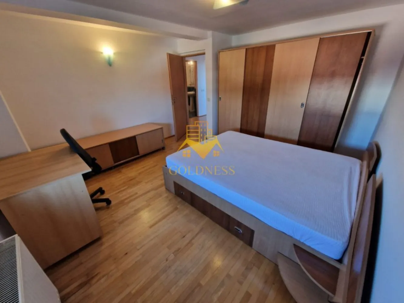 3 camere, parcare, Zorilor, Zona Observatorului, Profi - GOLDNESS Imobiliare vă propune spre închiriere un apartament cu 3 camere, complet mobilat și utilat, la etajul 2 într-un imobil de 4 etaje, pe strada Eliade, în cartierul Zorilor.

Apartamentul este compartimentat astfel:
-dormitor cu pat matrimonial, dressing , noptiere, birou, comodă TV
-dormitor cu pat matrimonial, dulap pentru haine, noptiere, birou
-living cu bucătărie open-space complet utilată , loc de luat masa, TV, spațiu de depozitare 
-2 băi, 1 cu cabină de duș, iar cealaltă cu vană, calorifer port prosop inox și dulap pentru depozitare
- terasă de 10 mp cu o priveliște spre oraș

Imobilul este dotat cu toate cele necesare - centrală proprie, mașină de spălat haine, frigider, aragaz, hotă, etc.
Se află în apropierea stațiilor de transport în comun, magazine, spații verzi, farmacii, etc.

Se poate inchiria garaj cu 30E !

Dacă sunteți interesați de acest apartament și doriți să îl vizionați, dar și pentru alte oferte sau detalii nu ezitați să ne contactați telefonic sau prin e-mail. Vă stăm la dispoziție!
Pentru intermediere se percepe un comision de 50% din prețul chiriei!