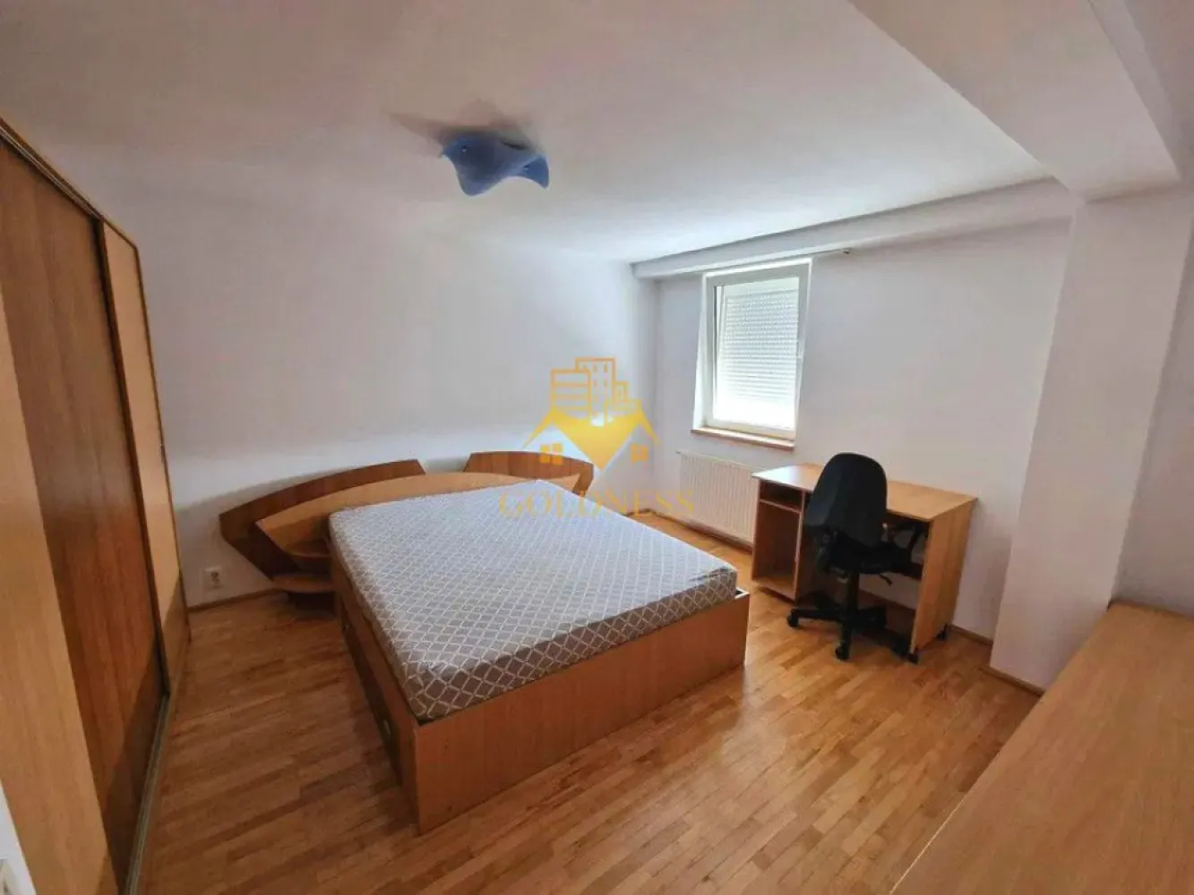 3 camere, parcare, Zorilor, Zona Observatorului, Profi - GOLDNESS Imobiliare vă propune spre închiriere un apartament cu 3 camere, complet mobilat și utilat, la etajul 2 într-un imobil de 4 etaje, pe strada Eliade, în cartierul Zorilor.

Apartamentul este compartimentat astfel:
-dormitor cu pat matrimonial, dressing , noptiere, birou, comodă TV
-dormitor cu pat matrimonial, dulap pentru haine, noptiere, birou
-living cu bucătărie open-space complet utilată , loc de luat masa, TV, spațiu de depozitare 
-2 băi, 1 cu cabină de duș, iar cealaltă cu vană, calorifer port prosop inox și dulap pentru depozitare
- terasă de 10 mp cu o priveliște spre oraș

Imobilul este dotat cu toate cele necesare - centrală proprie, mașină de spălat haine, frigider, aragaz, hotă, etc.
Se află în apropierea stațiilor de transport în comun, magazine, spații verzi, farmacii, etc.

Se poate inchiria garaj cu 30E !

Dacă sunteți interesați de acest apartament și doriți să îl vizionați, dar și pentru alte oferte sau detalii nu ezitați să ne contactați telefonic sau prin e-mail. Vă stăm la dispoziție!
Pentru intermediere se percepe un comision de 50% din prețul chiriei!