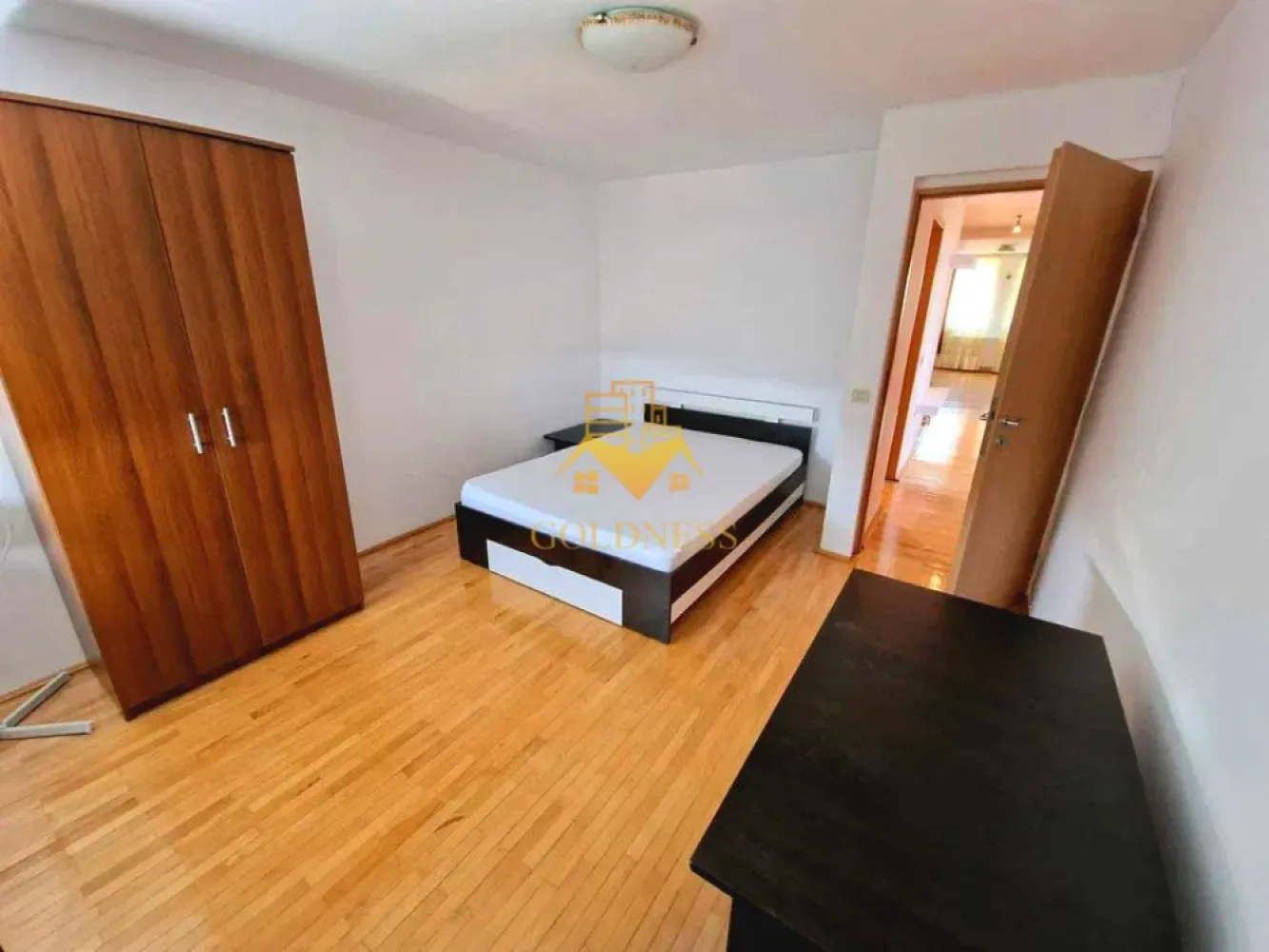 3 camere, parcare, Zorilor, Zona Observatorului, Profi - GOLDNESS Imobiliare vă propune spre închiriere un apartament cu 3 camere, complet mobilat și utilat, la etajul 2 într-un imobil de 4 etaje, pe strada Eliade, în cartierul Zorilor.

Apartamentul este compartimentat astfel:
-dormitor cu pat matrimonial, dressing , noptiere, birou, comodă TV
-dormitor cu pat matrimonial, dulap pentru haine, noptiere, birou
-living cu bucătărie open-space complet utilată , loc de luat masa, TV, spațiu de depozitare 
-2 băi, 1 cu cabină de duș, iar cealaltă cu vană, calorifer port prosop inox și dulap pentru depozitare
- terasă de 10 mp cu o priveliște spre oraș

Imobilul este dotat cu toate cele necesare - centrală proprie, mașină de spălat haine, frigider, aragaz, hotă, etc.
Se află în apropierea stațiilor de transport în comun, magazine, spații verzi, farmacii, etc.

Se poate inchiria garaj cu 30E !

Dacă sunteți interesați de acest apartament și doriți să îl vizionați, dar și pentru alte oferte sau detalii nu ezitați să ne contactați telefonic sau prin e-mail. Vă stăm la dispoziție!
Pentru intermediere se percepe un comision de 50% din prețul chiriei!