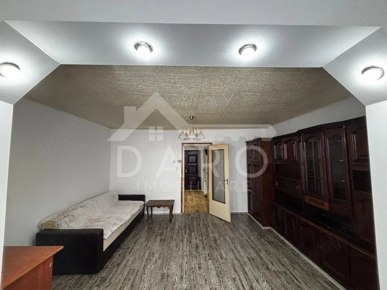 Apartament cu o camera in Dambu - Apartament 1 cameră decomandat | Dâmbu Pietros – Bulevardul 1848

Se oferă spre vânzare un apartament cu 1 cameră, decomandat, confort 1, situat în cartierul Dâmbu Pietros, pe Bulevardul 1848, la etajul 3/3.
✅ Fără probleme de infiltrații – hidroizolația este făcută recent și beneficiază de 10 ani garanție.
Apartamentul este compus din:
• bucătărie mărită
• cămară
• baie
• cameră mare extinsă cu balconul
Se vinde mobilat și utilat, având: aragaz + cuptor, frigider, cuptor cu microunde, mașină de spălat rufe, televizor în bucătărie.
Dotări:
✅ aer condiționat
✅ centrală termică
✅ geamuri termopan
✅ ușă metalică
📍 Zonă foarte bună, aproape de școli, grădinițe, magazine, parcuri, biserică, bănci, farmacii și stații de transport public, cu vedere directă la bulevard.