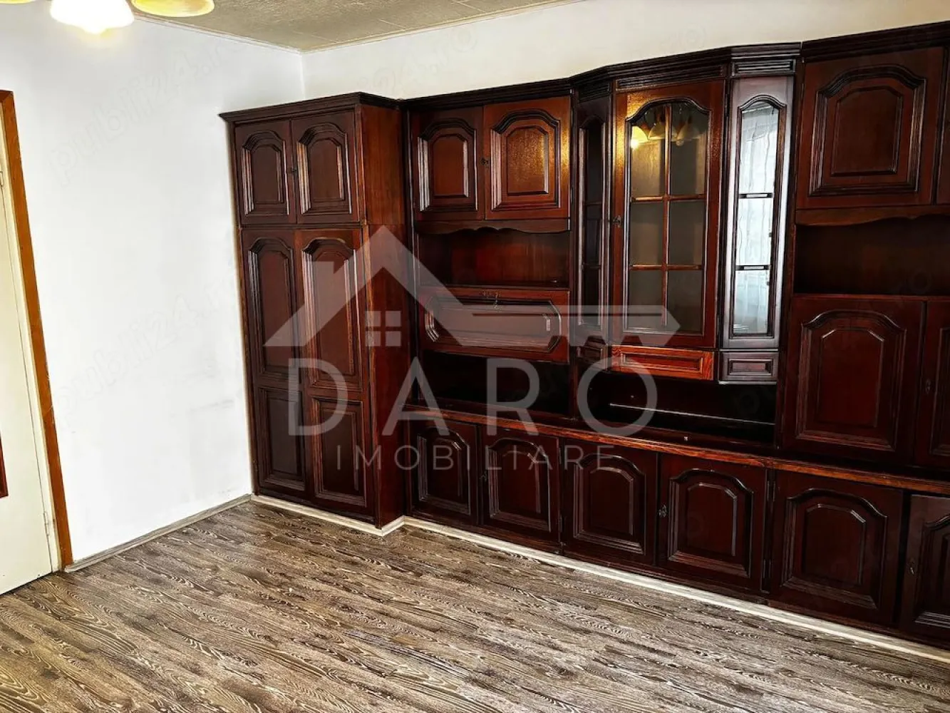 Apartament cu o camera in Dambu - Apartament 1 cameră decomandat | Dâmbu Pietros – Bulevardul 1848

Se oferă spre vânzare un apartament cu 1 cameră, decomandat, confort 1, situat în cartierul Dâmbu Pietros, pe Bulevardul 1848, la etajul 3/3.
✅ Fără probleme de infiltrații – hidroizolația este făcută recent și beneficiază de 10 ani garanție.
Apartamentul este compus din:
• bucătărie mărită
• cămară
• baie
• cameră mare extinsă cu balconul
Se vinde mobilat și utilat, având: aragaz + cuptor, frigider, cuptor cu microunde, mașină de spălat rufe, televizor în bucătărie.
Dotări:
✅ aer condiționat
✅ centrală termică
✅ geamuri termopan
✅ ușă metalică
📍 Zonă foarte bună, aproape de școli, grădinițe, magazine, parcuri, biserică, bănci, farmacii și stații de transport public, cu vedere directă la bulevard.