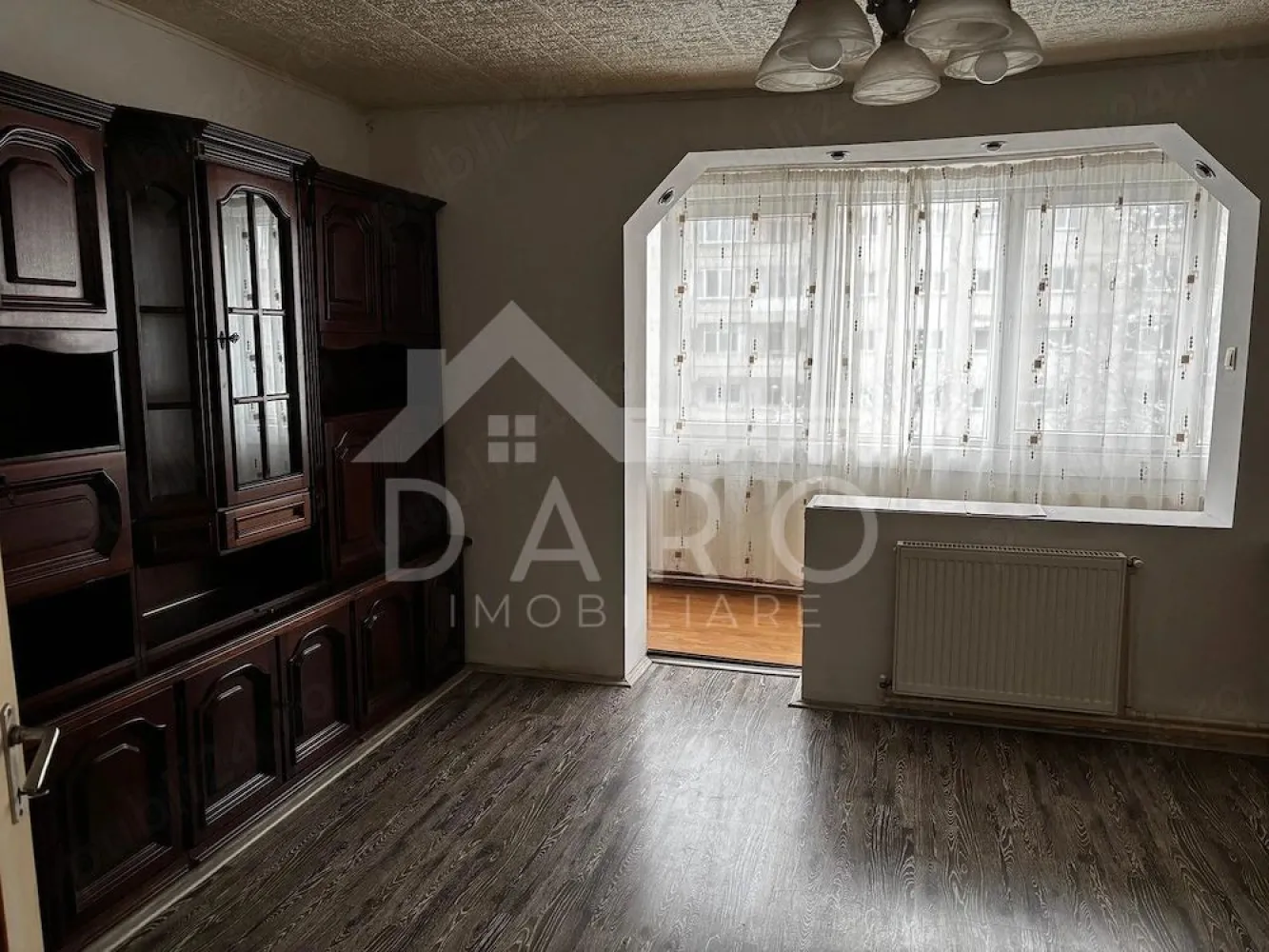 Apartament cu o camera in Dambu - Apartament 1 cameră decomandat | Dâmbu Pietros – Bulevardul 1848

Se oferă spre vânzare un apartament cu 1 cameră, decomandat, confort 1, situat în cartierul Dâmbu Pietros, pe Bulevardul 1848, la etajul 3/3.
✅ Fără probleme de infiltrații – hidroizolația este făcută recent și beneficiază de 10 ani garanție.
Apartamentul este compus din:
• bucătărie mărită
• cămară
• baie
• cameră mare extinsă cu balconul
Se vinde mobilat și utilat, având: aragaz + cuptor, frigider, cuptor cu microunde, mașină de spălat rufe, televizor în bucătărie.
Dotări:
✅ aer condiționat
✅ centrală termică
✅ geamuri termopan
✅ ușă metalică
📍 Zonă foarte bună, aproape de școli, grădinițe, magazine, parcuri, biserică, bănci, farmacii și stații de transport public, cu vedere directă la bulevard.