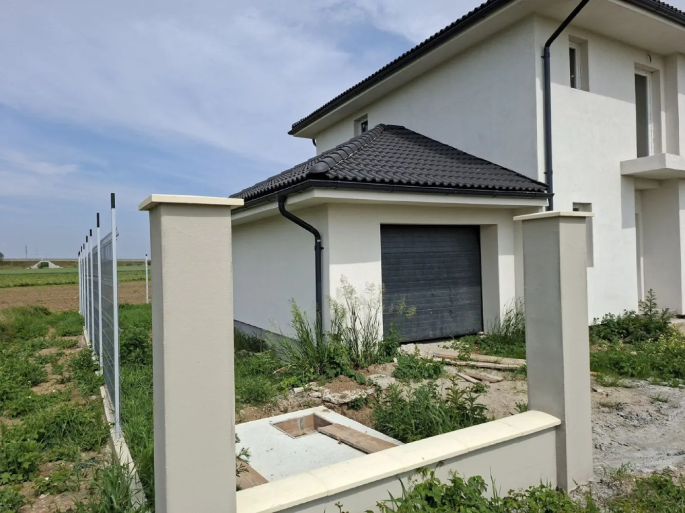 CASA NOUA IN GRI DE VANZARE - Agenția imobiliara BRASADAS vinde casa noua in gri ,suprafata 125 m2 cu etaj + garaj de 25 m2 , pe pacela de 300 m2 , 4 camere , salon , bucatarie si 2 bai CU incalzire montata in pardoseala.
Constructia are toate pozele si istoricul la zi.
Electricitate , apa , gaz in faza de proiect cu inceperea lucrarilor in luna august/septembrie.
Strada foarta linistita in cartierul Dara/Diana la 200 m distanta de digul si raul Somes, zona doar de Case si Vile !
Strada privata.