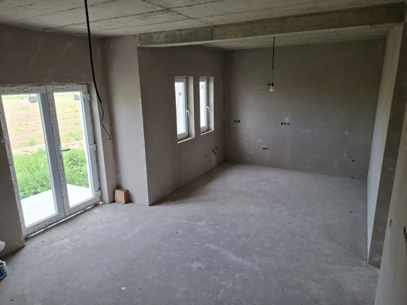 CASA NOUA IN GRI DE VANZARE - Agenția imobiliara BRASADAS vinde casa noua in gri ,suprafata 125 m2 cu etaj + garaj de 25 m2 , pe pacela de 300 m2 , 4 camere , salon , bucatarie si 2 bai CU incalzire montata in pardoseala.
Constructia are toate pozele si istoricul la zi.
Electricitate , apa , gaz in faza de proiect cu inceperea lucrarilor in luna august/septembrie.
Strada foarta linistita in cartierul Dara/Diana la 200 m distanta de digul si raul Somes, zona doar de Case si Vile !
Strada privata.