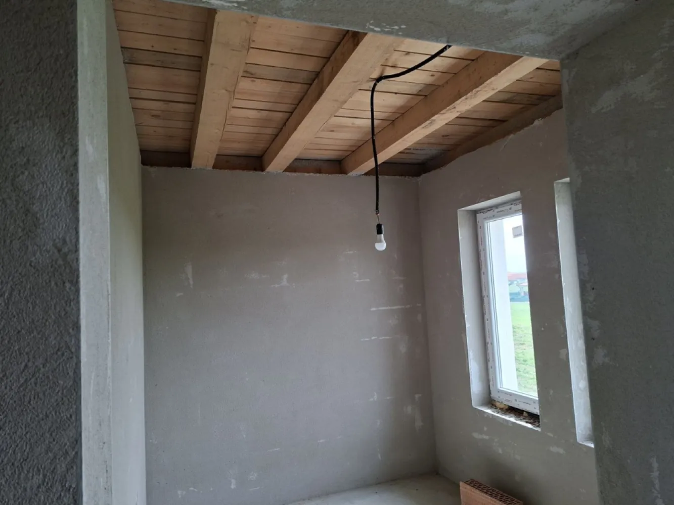 CASA NOUA IN GRI DE VANZARE - Agenția imobiliara BRASADAS vinde casa noua in gri ,suprafata 125 m2 cu etaj + garaj de 25 m2 , pe pacela de 300 m2 , 4 camere , salon , bucatarie si 2 bai CU incalzire montata in pardoseala.
Constructia are toate pozele si istoricul la zi.
Electricitate , apa , gaz in faza de proiect cu inceperea lucrarilor in luna august/septembrie.
Strada foarta linistita in cartierul Dara/Diana la 200 m distanta de digul si raul Somes, zona doar de Case si Vile !
Strada privata.