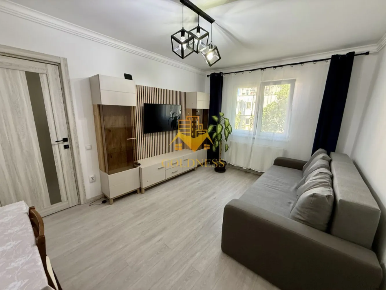 3 camere semidecomandate, Manastur, Zona Mehedinti, Big, parcare - GOLDNESS Imobiliare vă propune spre închiriere un apartament cu 3 camere complet mobilat și utilat, la etajul 3 într-un imobil de 4 etaje, în Cartierul .
Dispune de loc de parcare contra cost 150 lei!
Se află în apropierea stațiilor de transport în comun, magazine, restaurante, spații verzi, farmacii, etc. 

Apartamentul este compartimentat astfel:
 - dormitor cu pat matrimonial, dressing, noptiere
 - dormitor cu pat, dresing, birou
 - living cu canapea extensibila, TV
 - bucatarie complet utilată și mobilată, loc de servit masa 
 - baie cu cada, calorifer port prosop și dulap pentru depozitare.

Imobilul este dotat cu toate cele necesare- centrală proprie, frigider, aragaz, hotă, mașină de spălat haine, etc. 

Dacă sunteți interesați de acest apartament și doriți să îl vizionați, dar și pentru alte oferte nu ezitați să ne contactați telefonic sau prin e-mail. Vă stăm la dispoziție!
Pentru intermediere se percepe un comision de 50% din prețul chiriei!