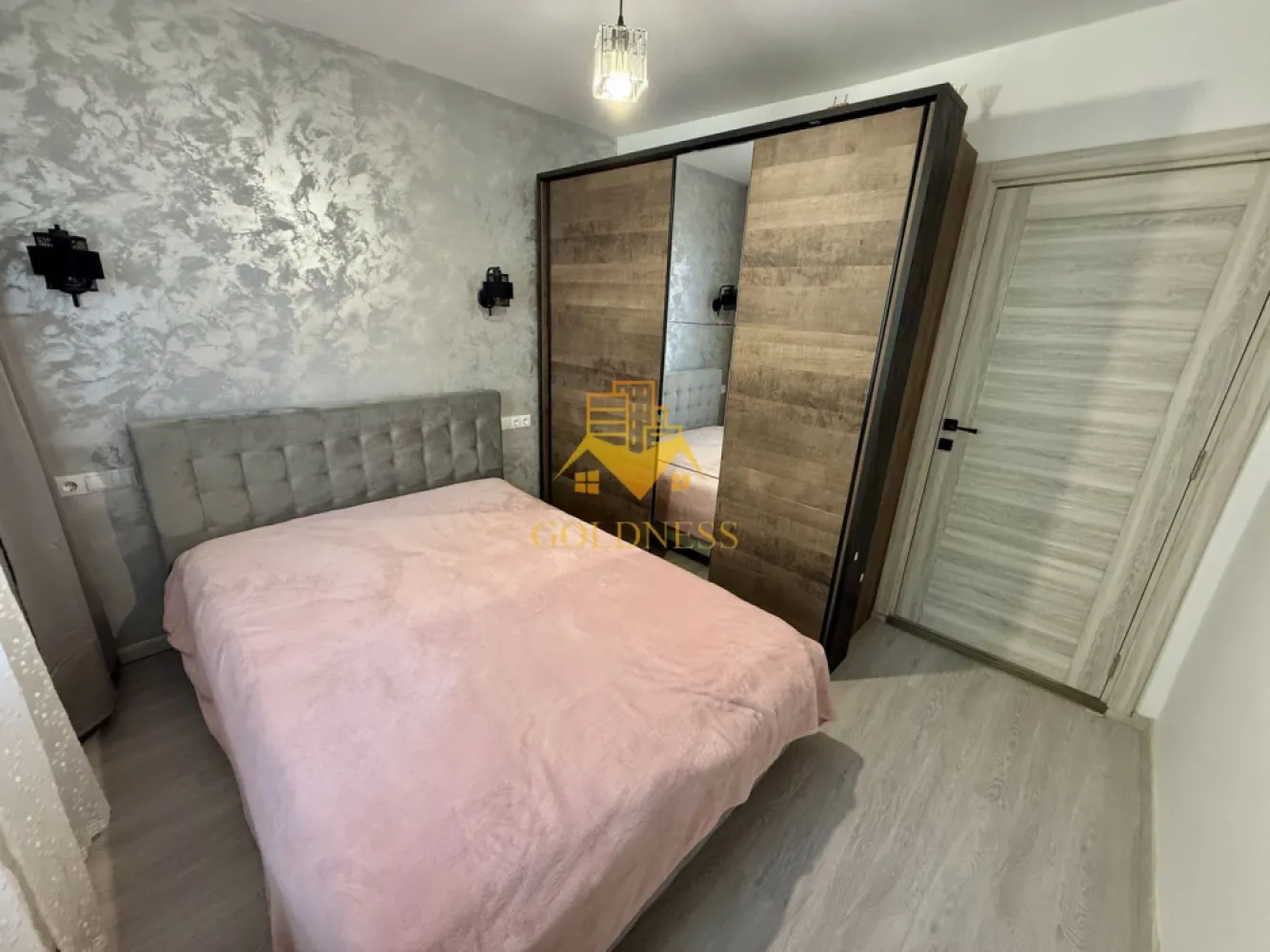3 camere semidecomandate, Manastur, Zona Mehedinti, Big, parcare - GOLDNESS Imobiliare vă propune spre închiriere un apartament cu 3 camere complet mobilat și utilat, la etajul 3 într-un imobil de 4 etaje, în Cartierul .
Dispune de loc de parcare contra cost 150 lei!
Se află în apropierea stațiilor de transport în comun, magazine, restaurante, spații verzi, farmacii, etc. 

Apartamentul este compartimentat astfel:
 - dormitor cu pat matrimonial, dressing, noptiere
 - dormitor cu pat, dresing, birou
 - living cu canapea extensibila, TV
 - bucatarie complet utilată și mobilată, loc de servit masa 
 - baie cu cada, calorifer port prosop și dulap pentru depozitare.

Imobilul este dotat cu toate cele necesare- centrală proprie, frigider, aragaz, hotă, mașină de spălat haine, etc. 

Dacă sunteți interesați de acest apartament și doriți să îl vizionați, dar și pentru alte oferte nu ezitați să ne contactați telefonic sau prin e-mail. Vă stăm la dispoziție!
Pentru intermediere se percepe un comision de 50% din prețul chiriei!