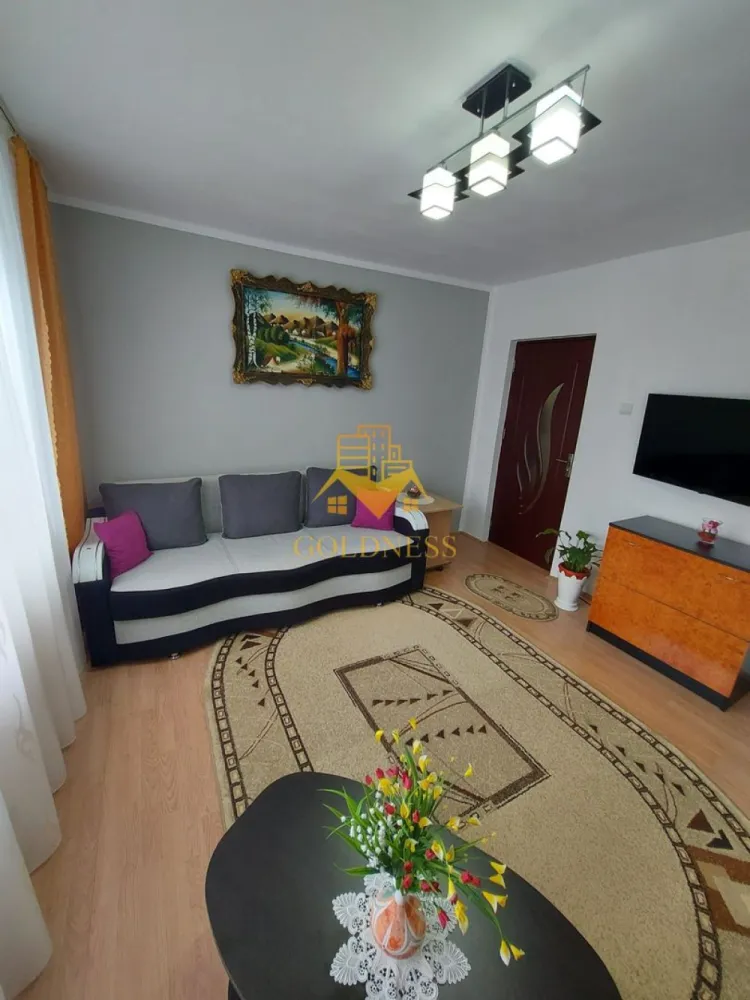 2 camere decomandate, Zona Clabucet, Panemar, Profi, Bucium, Manastur - GOLDNESS Imobiliare vă propune spre închiriere un apartament cu 2 camere complet mobilat și utilat, la etajul 9 într-un imobil de 10 etaje, în Cartierul Manastur.
Se află în apropierea stațiilor de transport în comun, magazine, restaurante, spații verzi, farmacii, etc. 
Posibilitate de a inchiria o parcare contra cost!

Apartamentul este compartimentat astfel:
 - dormitor cu canapea extensibila, dulap pentru depozitare, televizor
 - living cu canapea extensibila, dressing generos, comoda tv, televizor
 - bucatarie complet mobilata si utilata, loc de servit masa
 - baie cu cada, calorifer port prosop și dulap pentru depozitare.

Imobilul este dotat cu toate cele necesare- centrală proprie, frigider, aragaz, hotă, mașină de spălat haine, etc. 

Dacă sunteți interesați de acest apartament și doriți să îl vizionați, dar și pentru alte oferte nu ezitați să ne contactați telefonic sau prin e-mail. Vă stăm la dispoziție!
Pentru intermediere se percepe un comision de 50% din prețul chiriei!