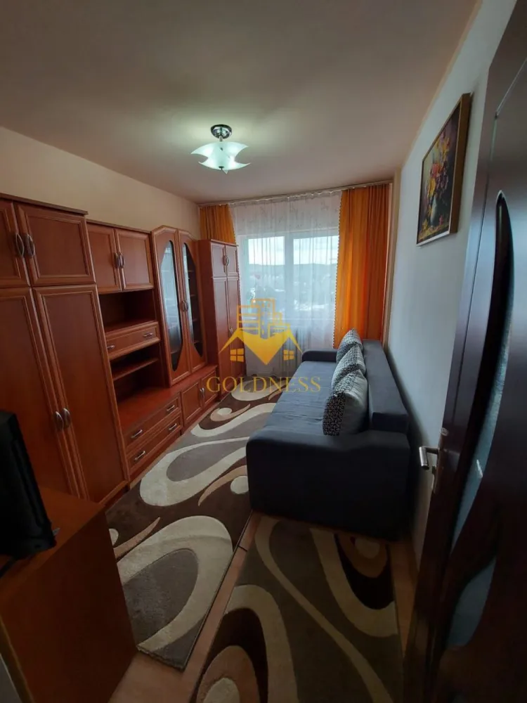 2 camere decomandate, Zona Clabucet, Panemar, Profi, Bucium, Manastur - GOLDNESS Imobiliare vă propune spre închiriere un apartament cu 2 camere complet mobilat și utilat, la etajul 9 într-un imobil de 10 etaje, în Cartierul Manastur.
Se află în apropierea stațiilor de transport în comun, magazine, restaurante, spații verzi, farmacii, etc. 
Posibilitate de a inchiria o parcare contra cost!

Apartamentul este compartimentat astfel:
 - dormitor cu canapea extensibila, dulap pentru depozitare, televizor
 - living cu canapea extensibila, dressing generos, comoda tv, televizor
 - bucatarie complet mobilata si utilata, loc de servit masa
 - baie cu cada, calorifer port prosop și dulap pentru depozitare.

Imobilul este dotat cu toate cele necesare- centrală proprie, frigider, aragaz, hotă, mașină de spălat haine, etc. 

Dacă sunteți interesați de acest apartament și doriți să îl vizionați, dar și pentru alte oferte nu ezitați să ne contactați telefonic sau prin e-mail. Vă stăm la dispoziție!
Pentru intermediere se percepe un comision de 50% din prețul chiriei!
