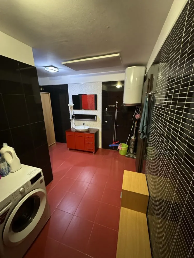 Apartament 3 Camere de Inchiriat - Mobilat si Utilat Premium - MAG INVEST va propune spre inchiriere un apartament cu 3 camere, situat intr-un complex rezidential modern din zona Bariera Traian. Proprietatea este complet mobilata si utilata, cu finisaje si electrocasnice premium, oferind un standard ridicat de confort si functionalitate.

Dotari si electrocasnice:
Plita incorporata
Hota
Cuptor electric
Frigider
Masina de spalat rufe cu uscator
Televizor
Aer conditionat
Facilitati suplimentare:
Loc de parcare privat inclus

Apartament spatios si luminos
Situat intr-un ansamblu rezidential sigur, cu acces rapid la puncte de interes

Pret inchiriere: 550 EUR / luna
Garantie: 550 EUR
Comision agentie: 70% din prima luna de chirie

Pentru detalii si programari vizionari:
Ene Liliana - 0746.252.252
MAG INVEST